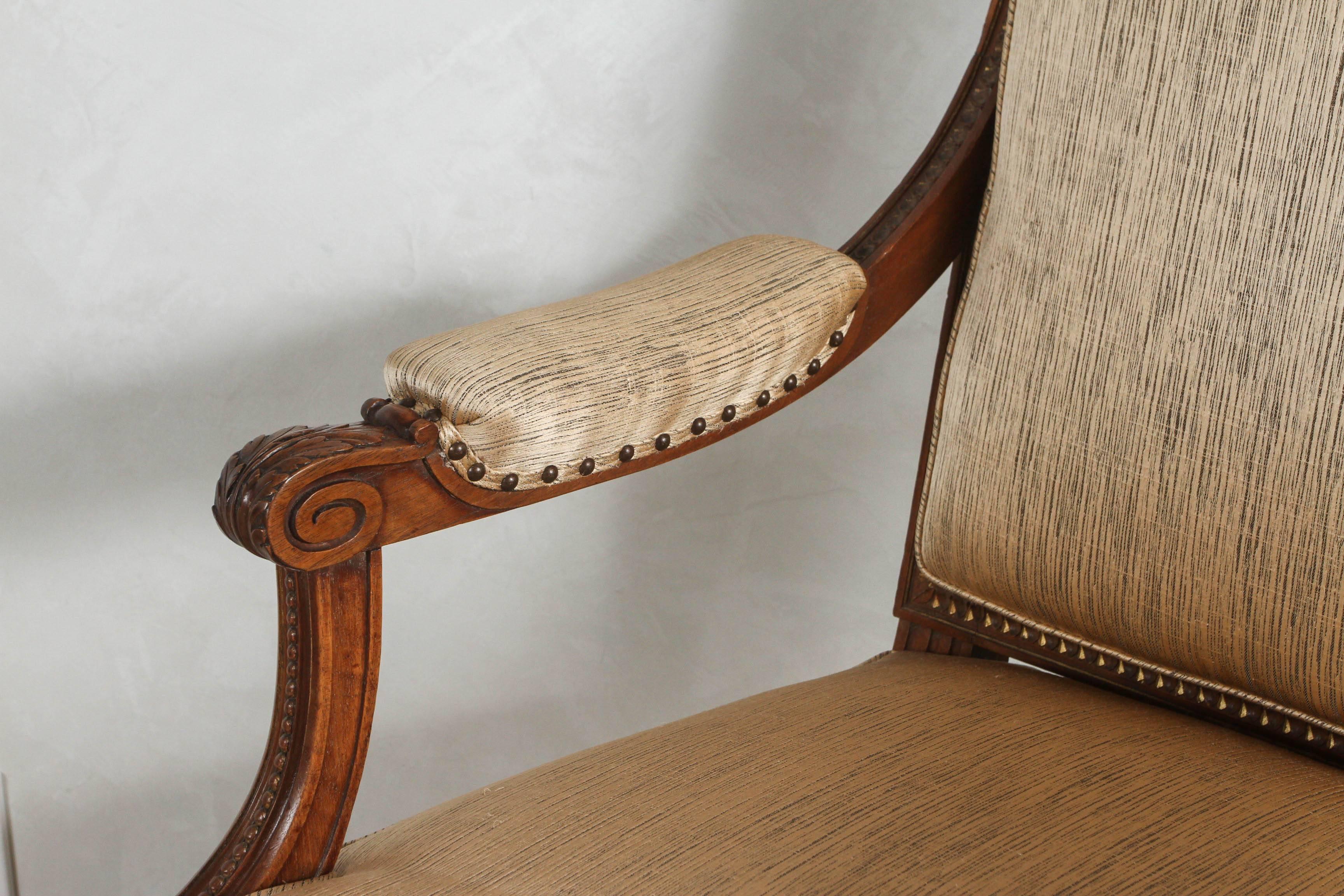 Sculpté Paire de fauteuils français en noyer du XIXe siècle en vente