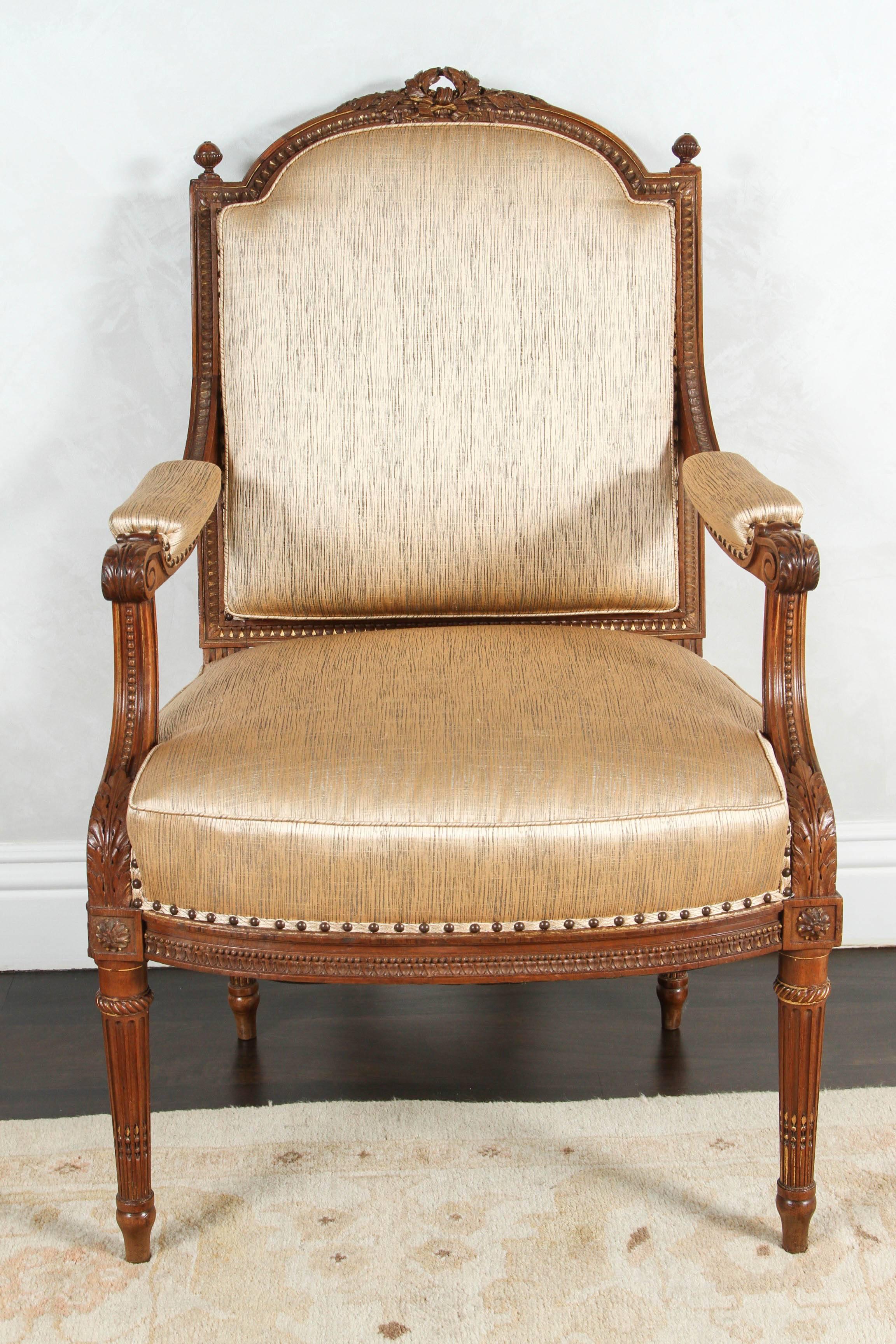 Paire de fauteuils français en noyer du XIXe siècle en vente 1