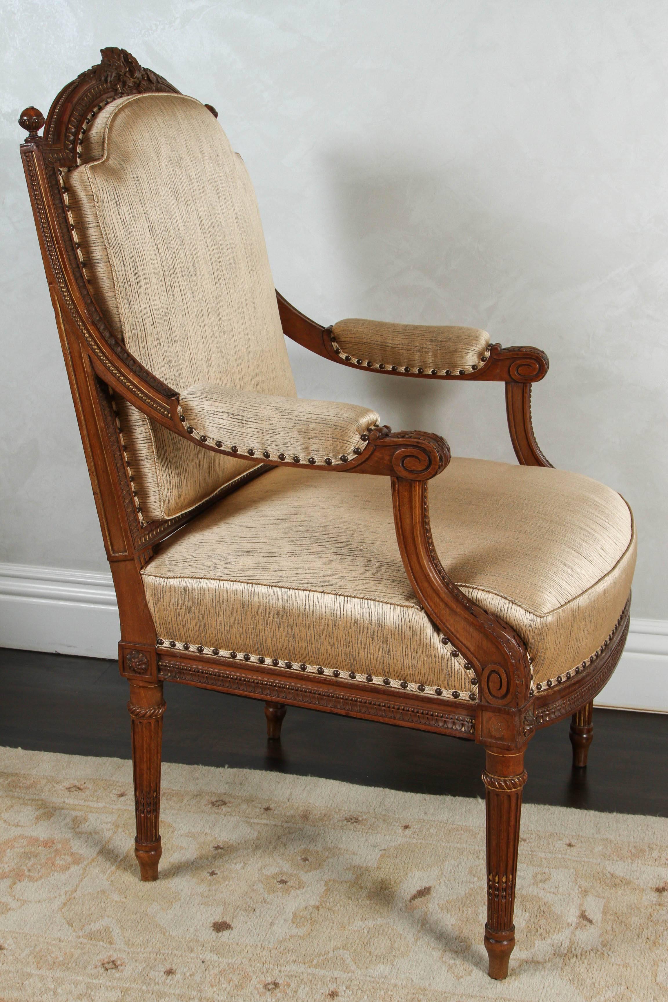 Paire de fauteuils français en noyer du XIXe siècle en vente 2