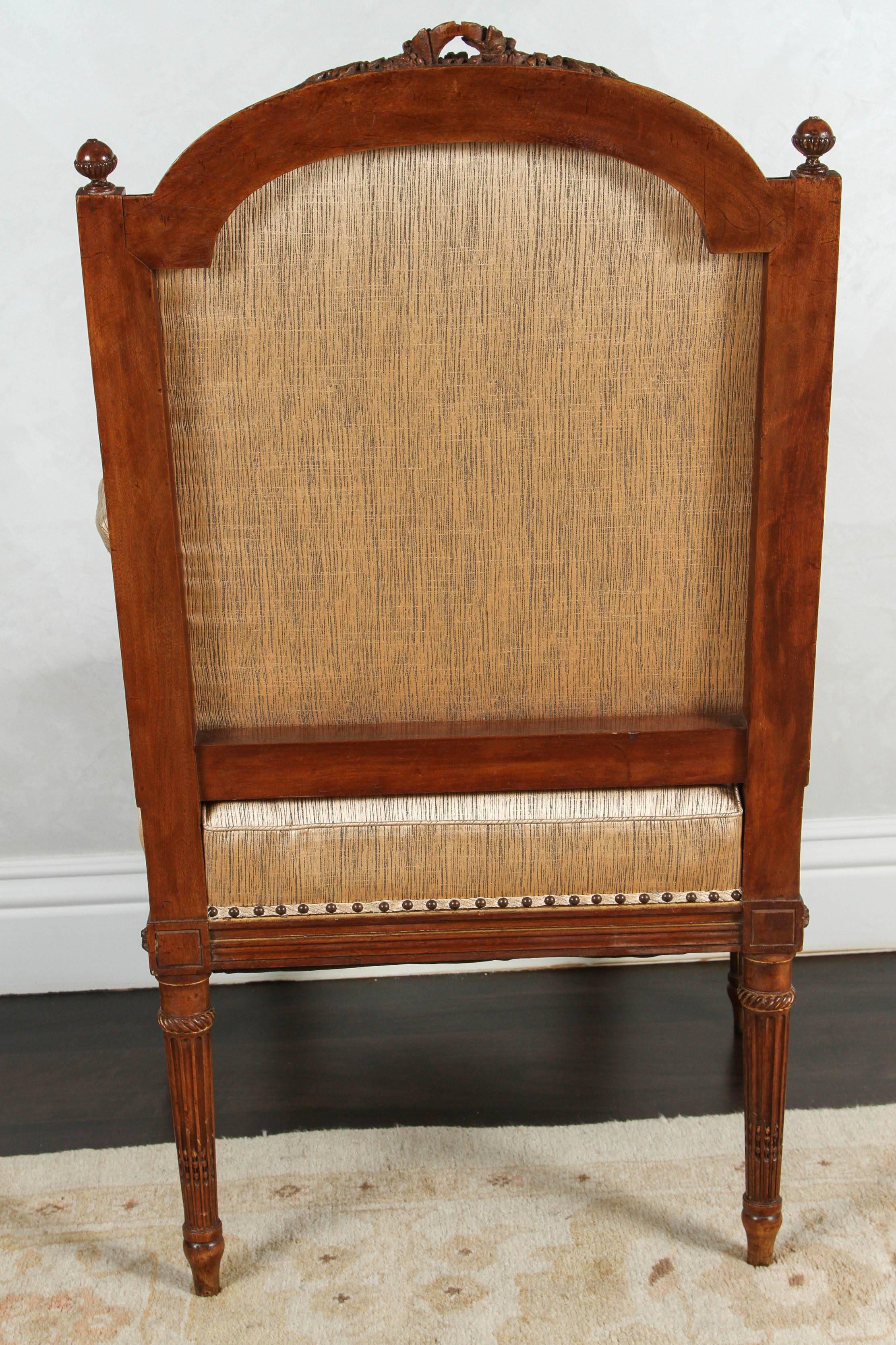 Paire de fauteuils français en noyer du XIXe siècle en vente 3