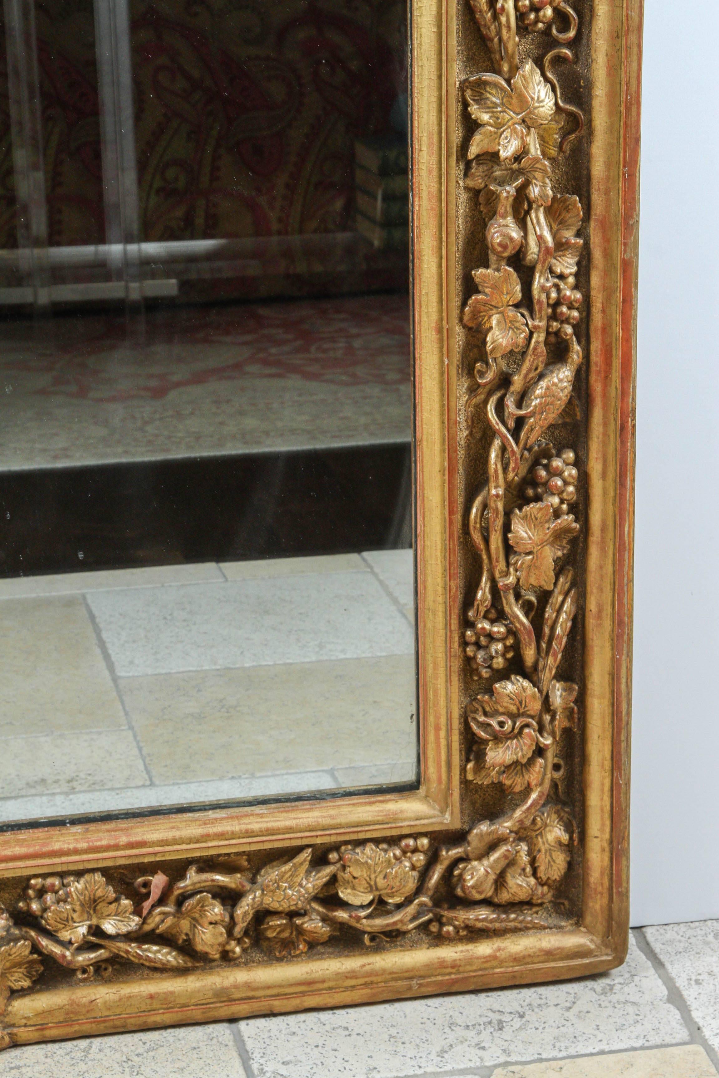 Englischer geschnitzter Spiegel aus vergoldetem Holz aus dem 18. Jahrhundert (18. Jahrhundert und früher) im Angebot