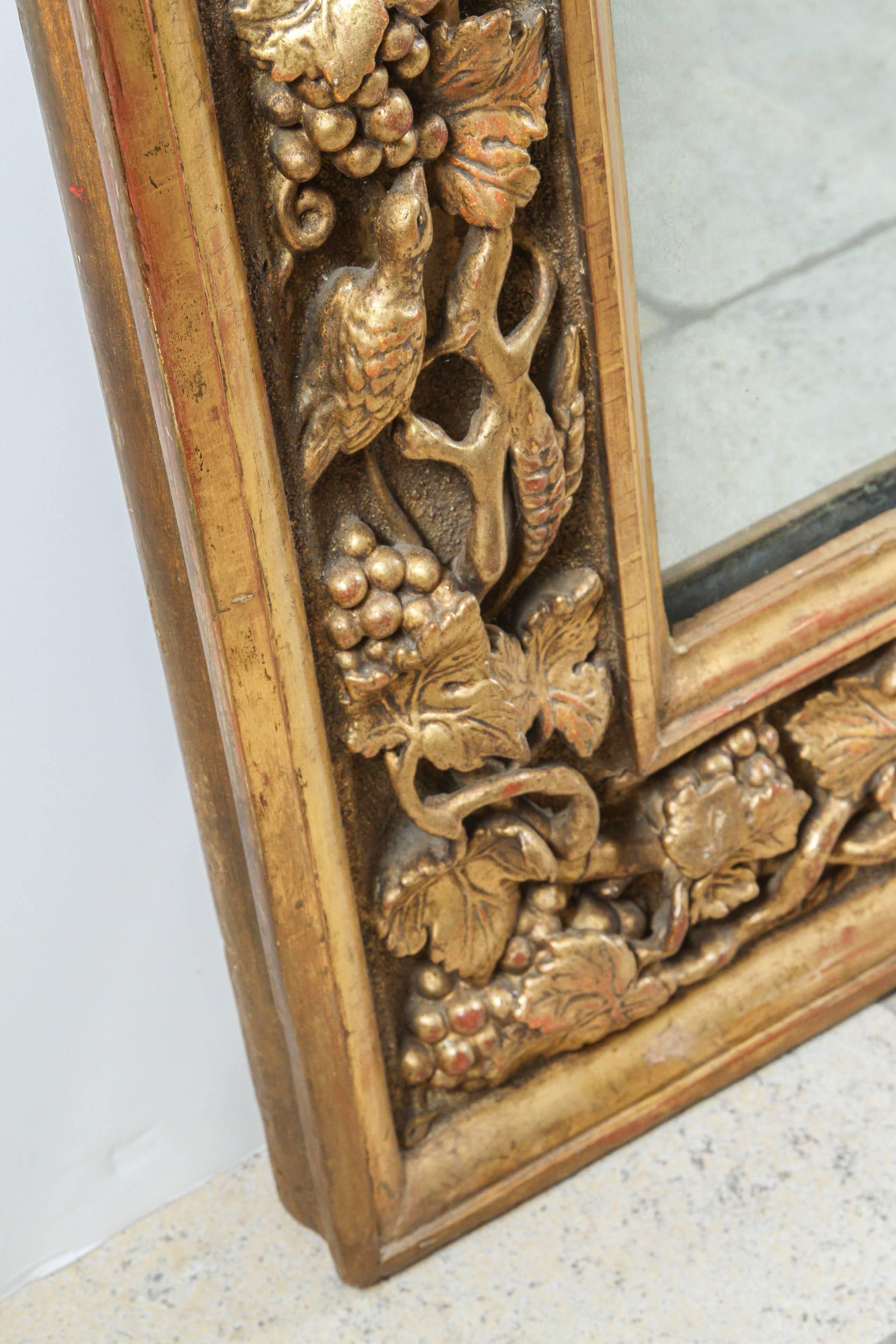 XVIIIe siècle et antérieur Miroir anglais en bois doré sculpté du XVIIIe siècle en vente