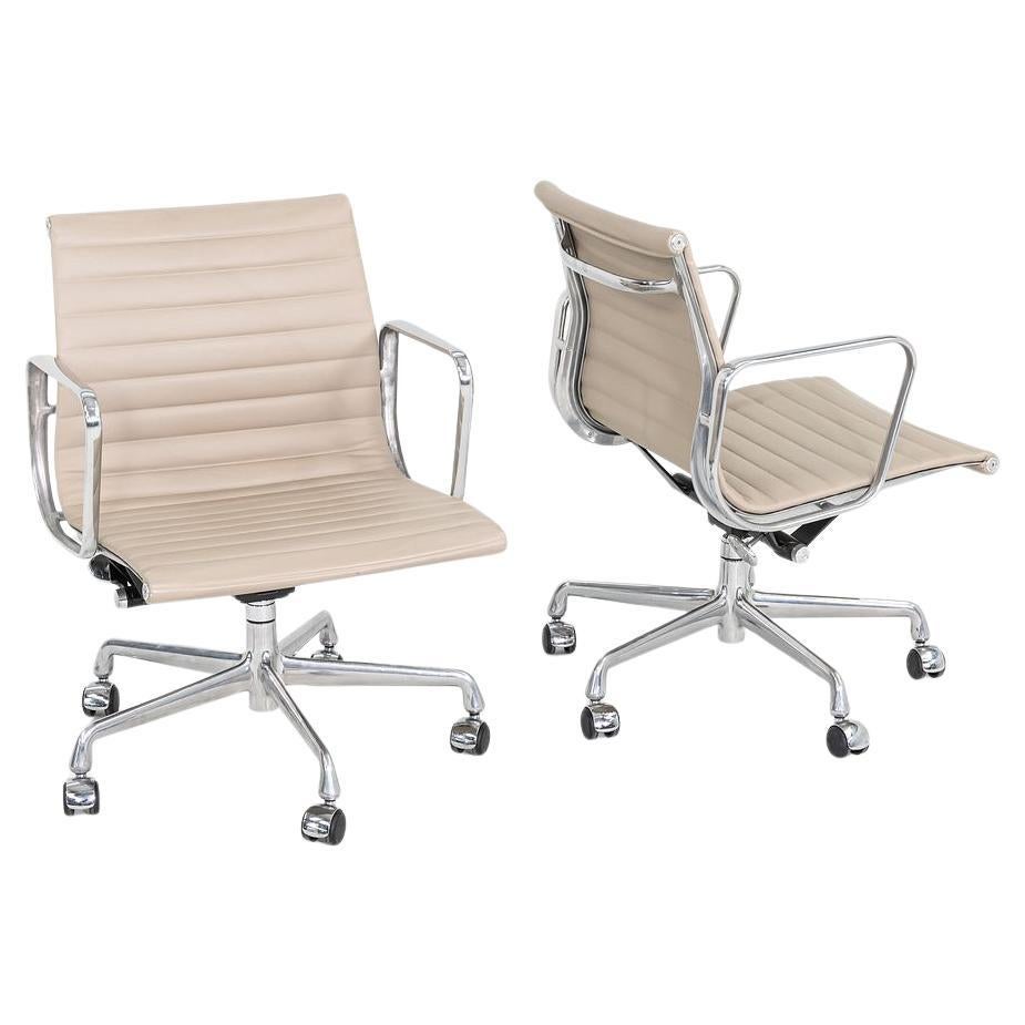 2012 Herman Miller Eames Aluminum Group Management Desk Chair Off-White Leather