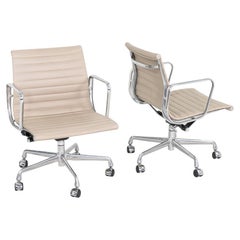2012 Herman Miller Silla de escritorio Eames Aluminum Group Management Cuero blanco hueso