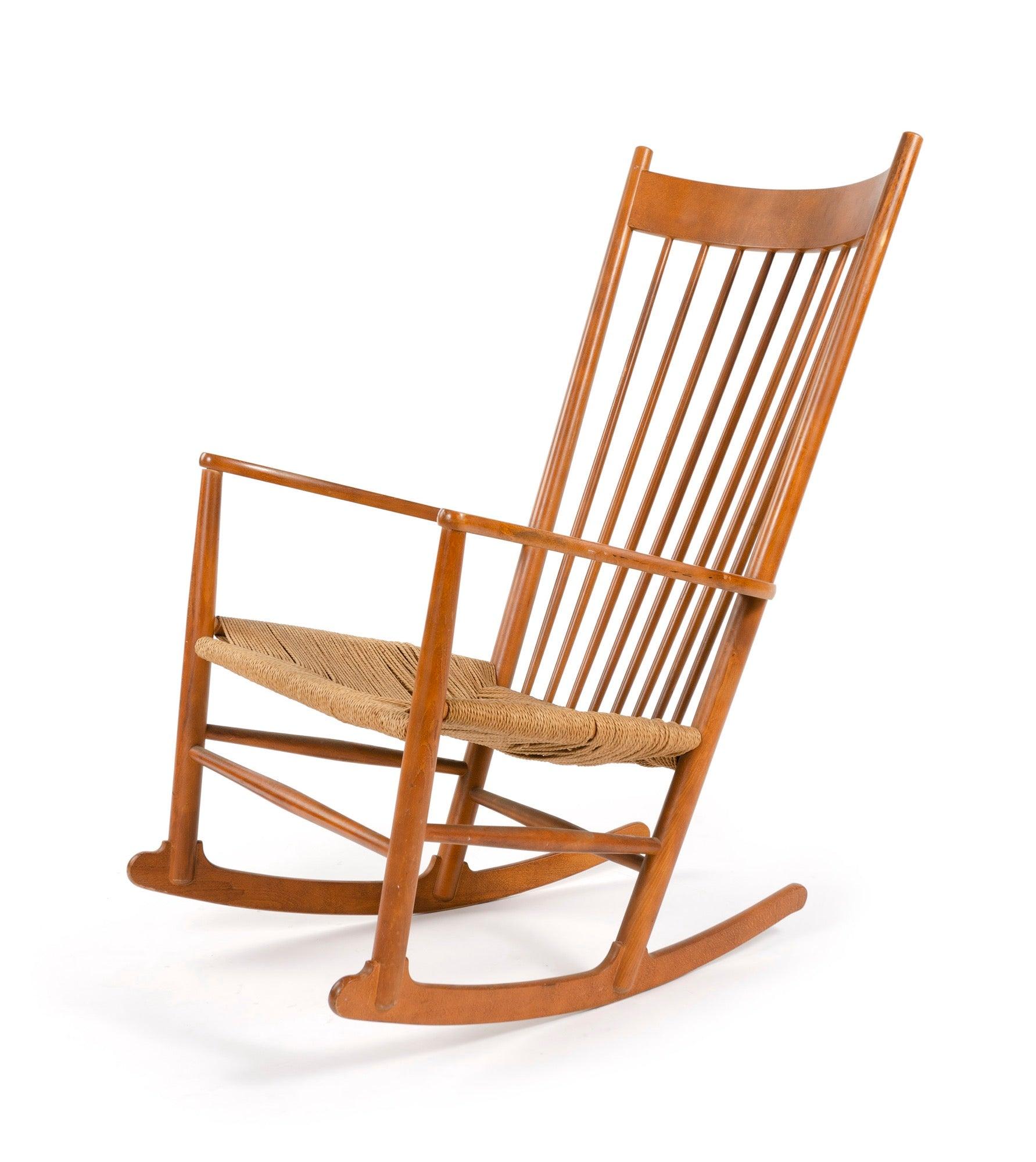 Un rocking-chair simple de style Shakers en Beeche avec une assise en corde de papier tressée.