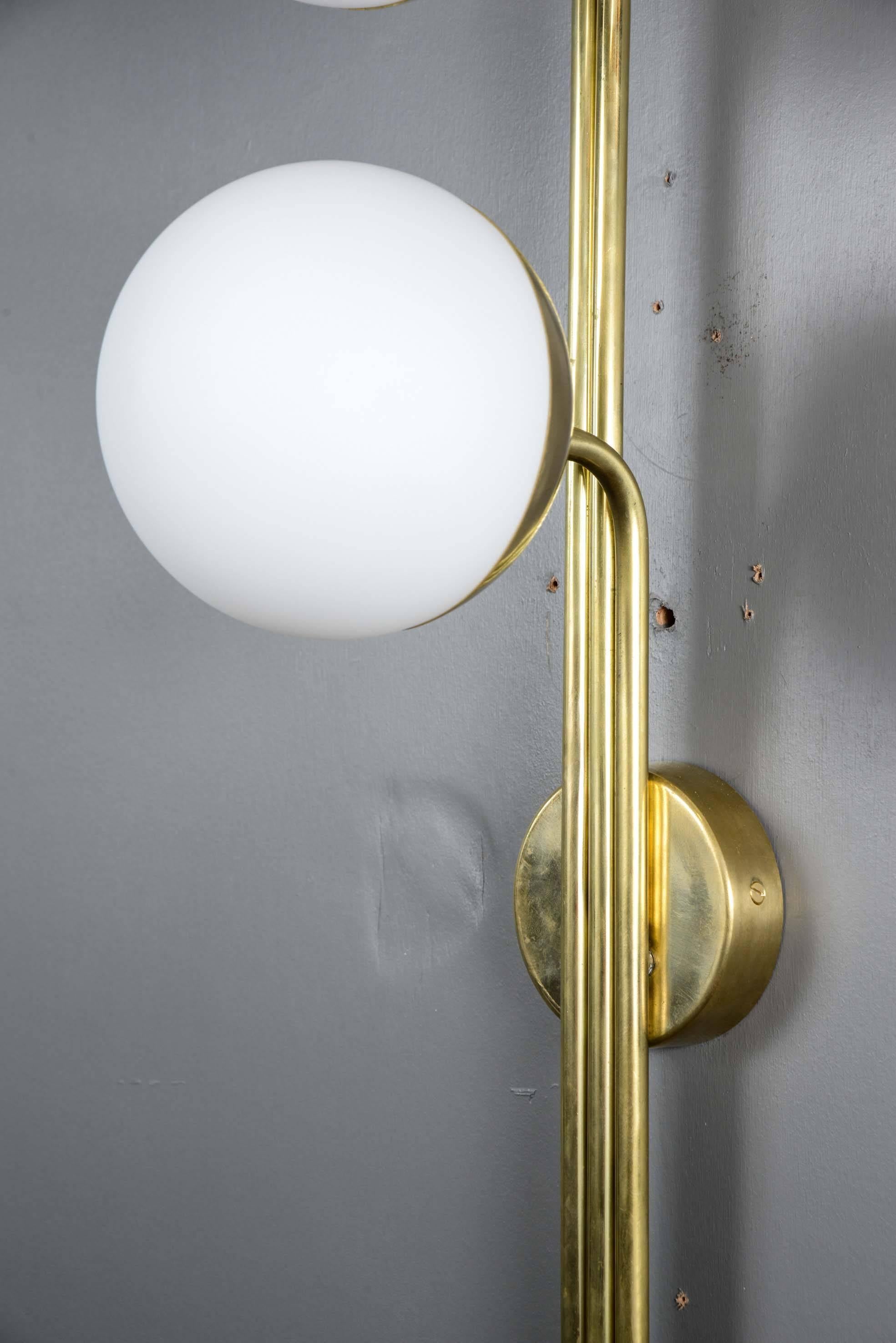 Set of Six Tall Brass and Globe Wall Sconces In Excellent Condition In Saint-Ouen, IDF