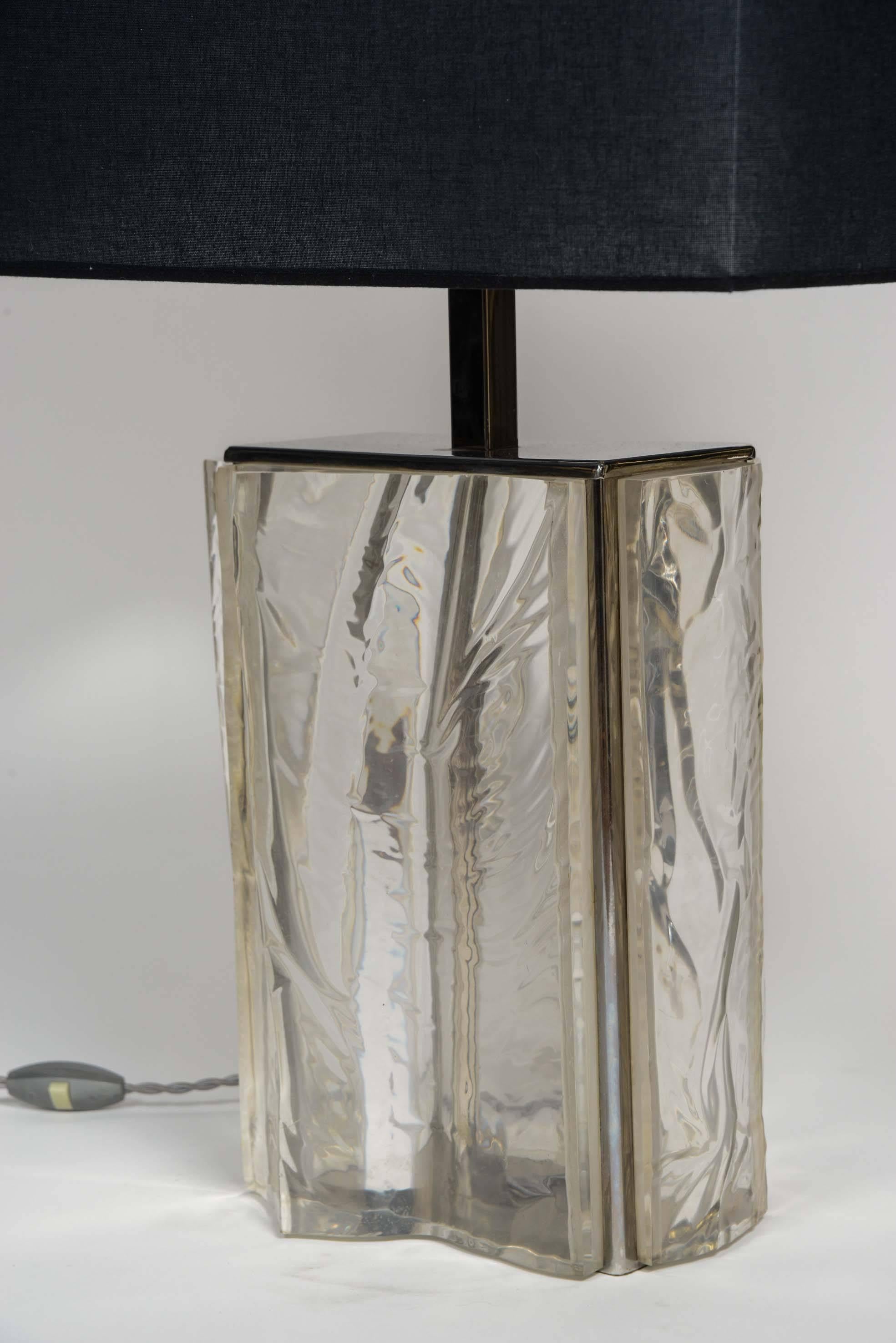Asymmetrische französische Lucite-Lampe, asymmetrisch (Französisch) im Angebot