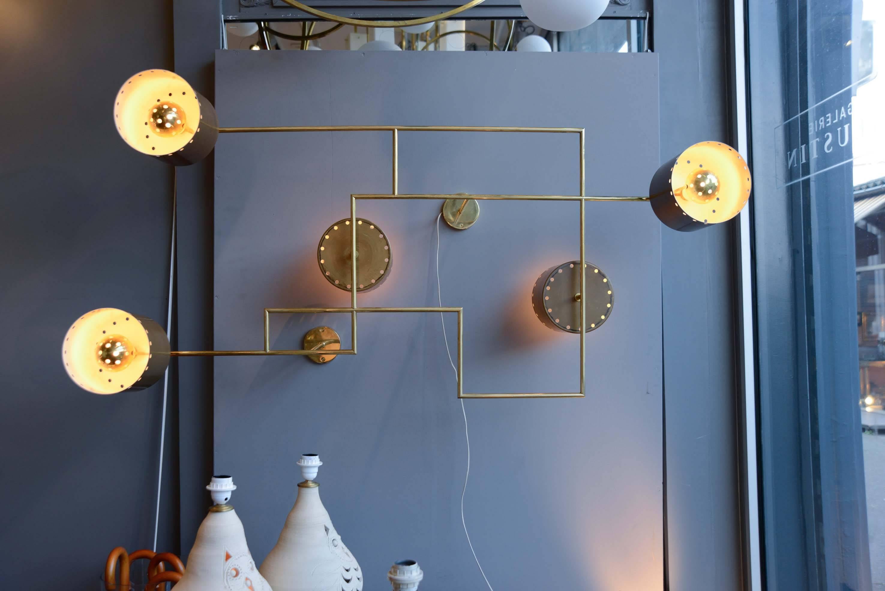 Geometric wall sconce entirely made of a brass labyrinth holding five sources of light. The piece can be displayed horizontally and vertically on the wall or as a ceiling lamp.

Signed by the artist, exclusively for Glustin Luminaires.