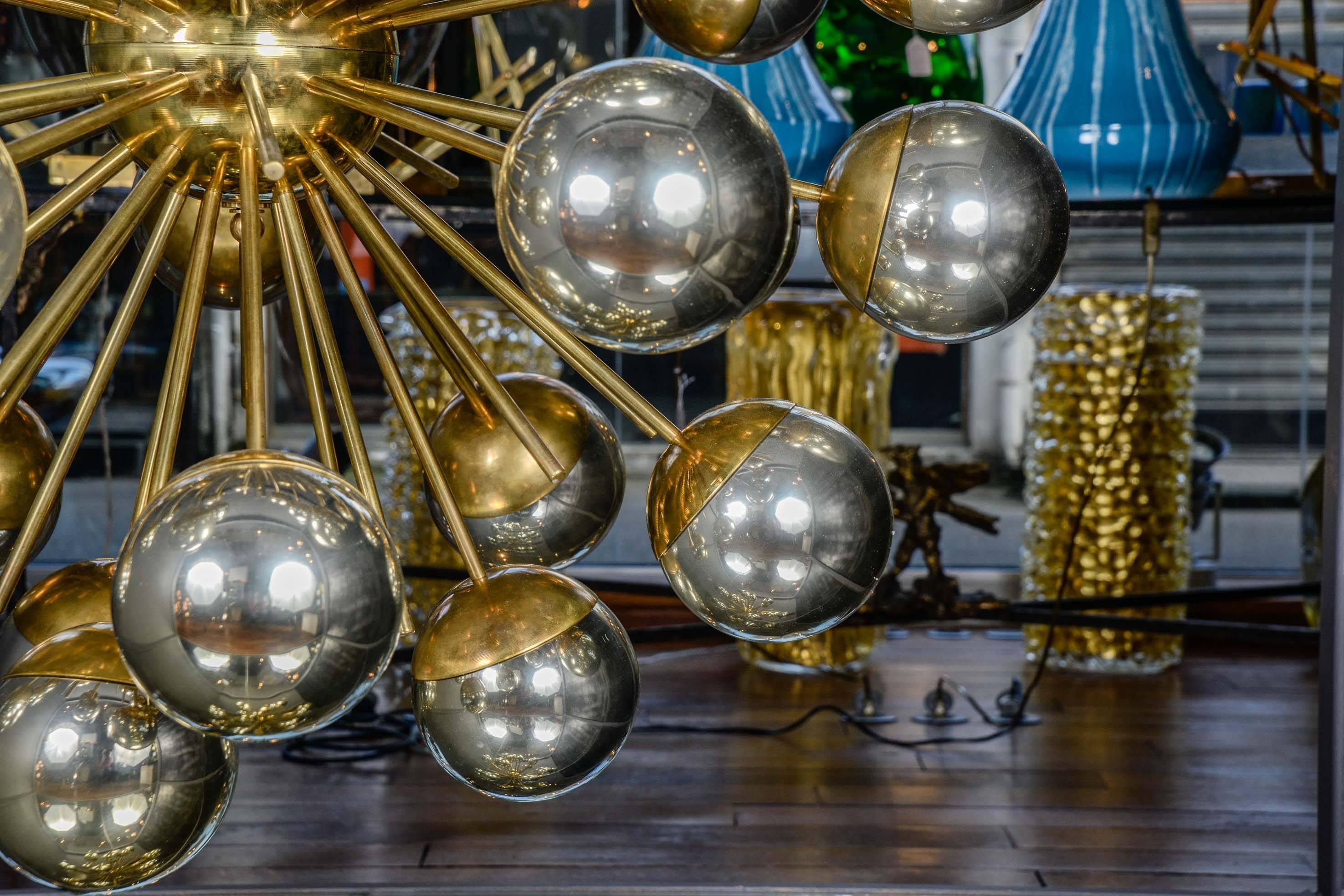 Metallic Pair of Sputnik Style Chandeliers In Excellent Condition For Sale In Saint-Ouen, IDF