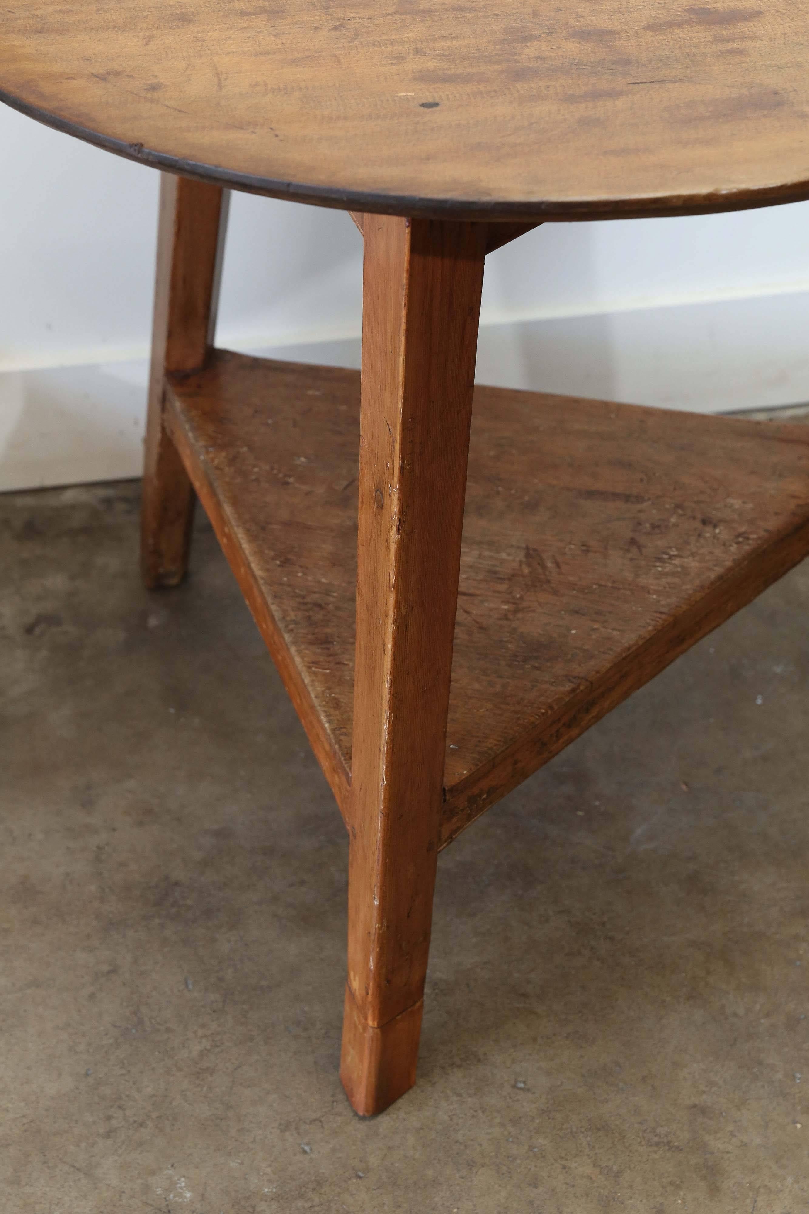 English 19th Century Elm Cricket Table with Bottom Shelf