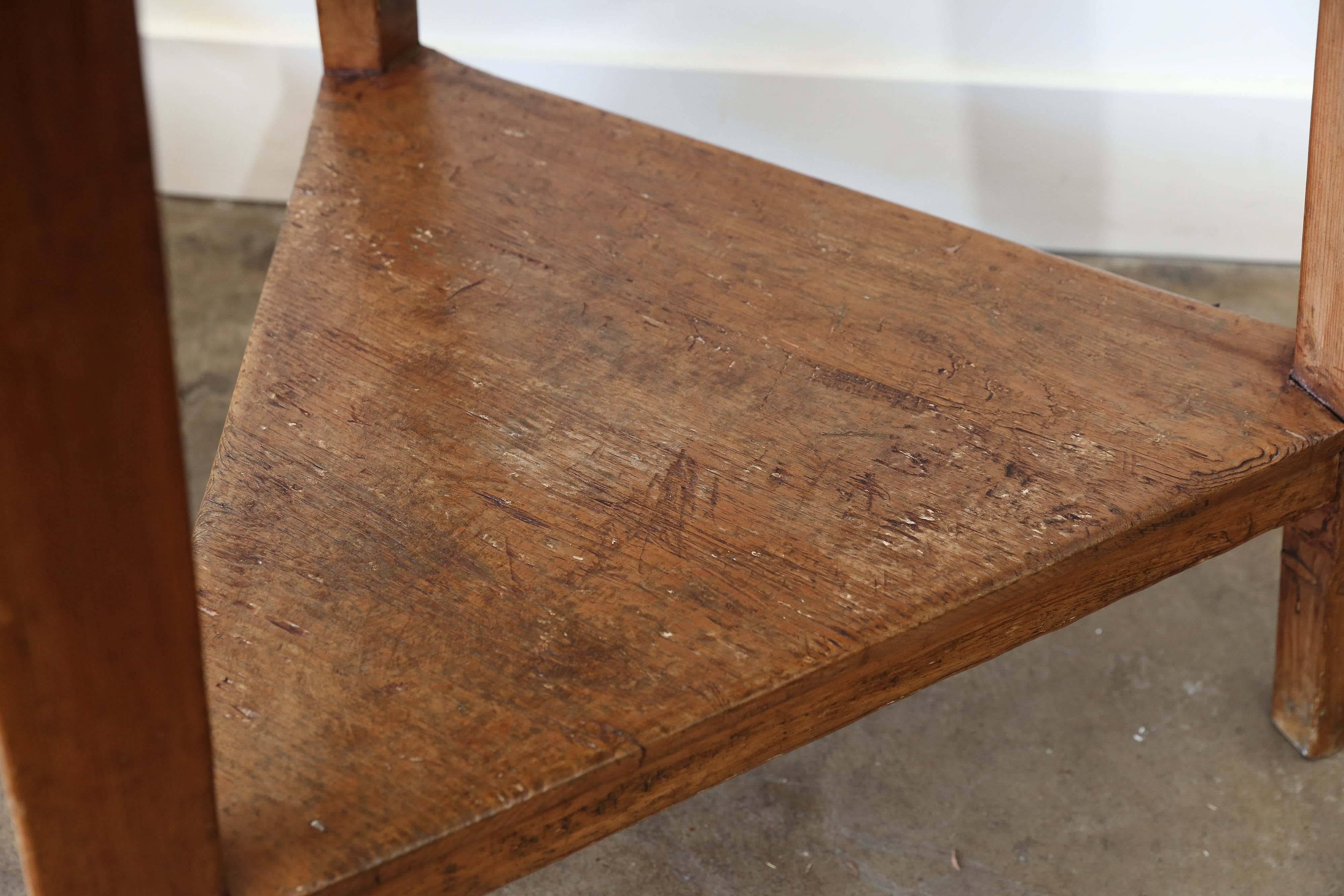 19th Century Elm Cricket Table with Bottom Shelf In Excellent Condition In Houston, TX