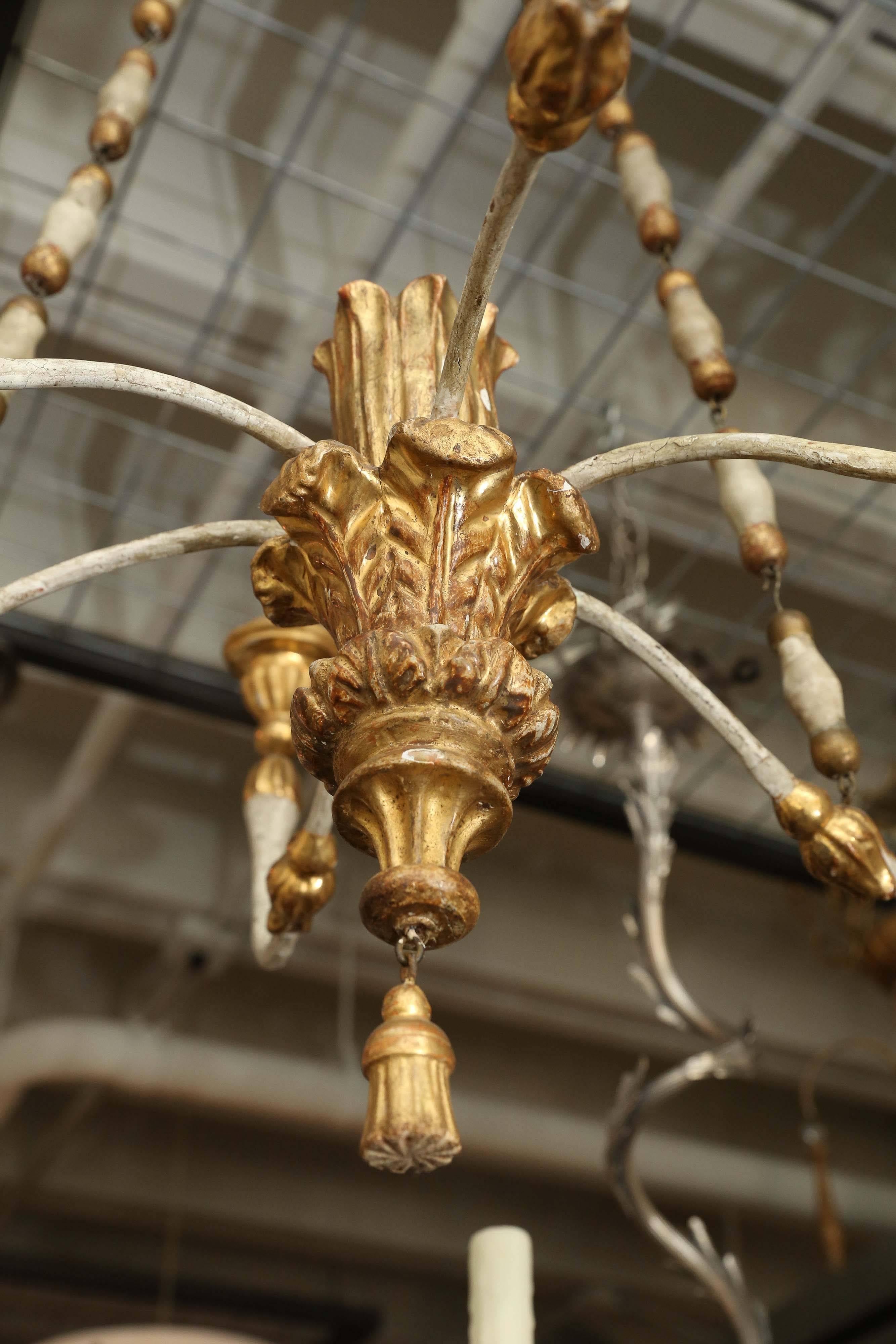 lustre vénitien peint et doré du 18e siècle provenant de la maison d'un marchand. Réalisé avec des détails et des proportions de fragments magnifiques. Prêt à être utilisé avec des bougies.