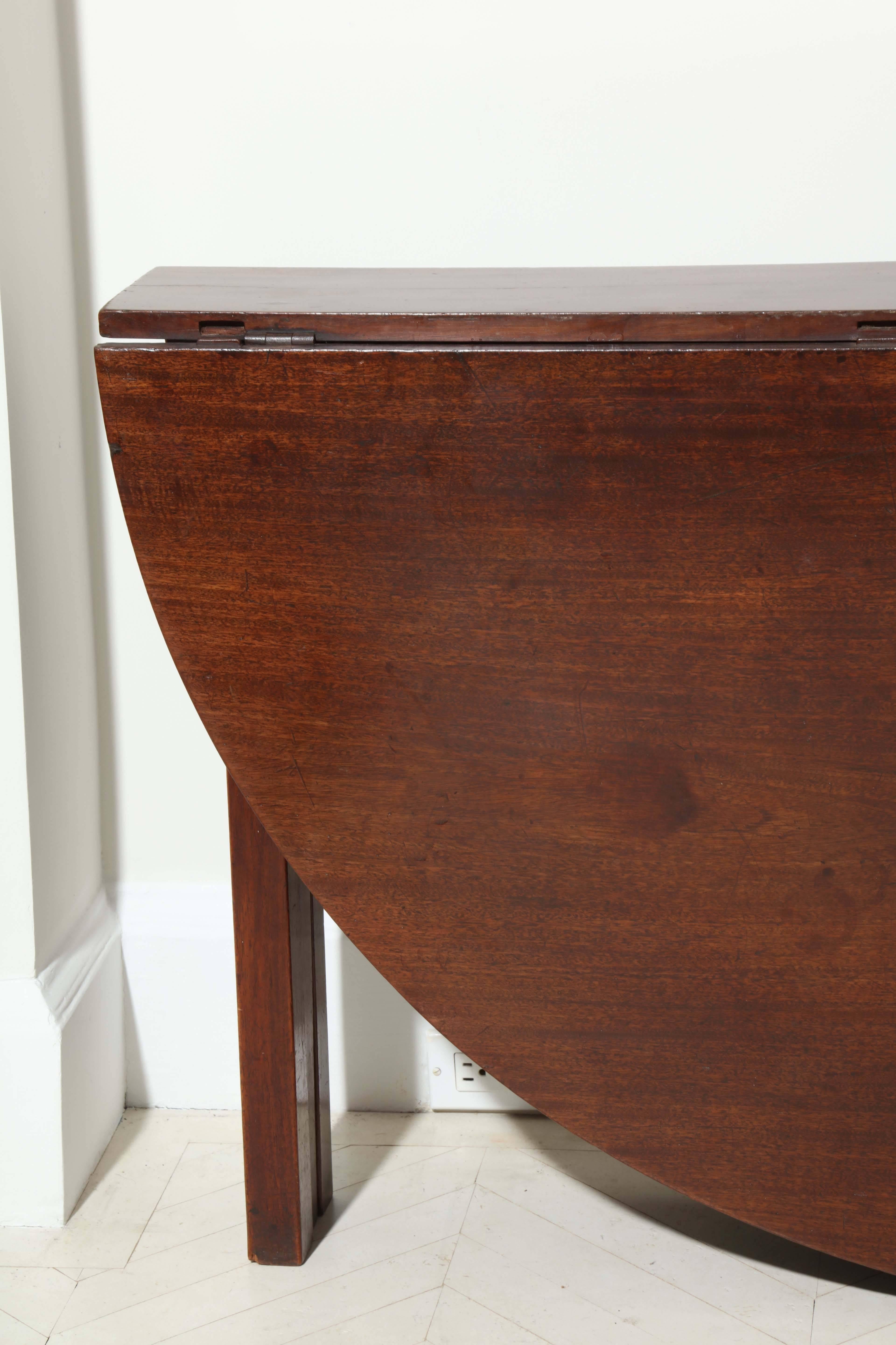 George III Mahogany Dining Table In Excellent Condition For Sale In New York, NY