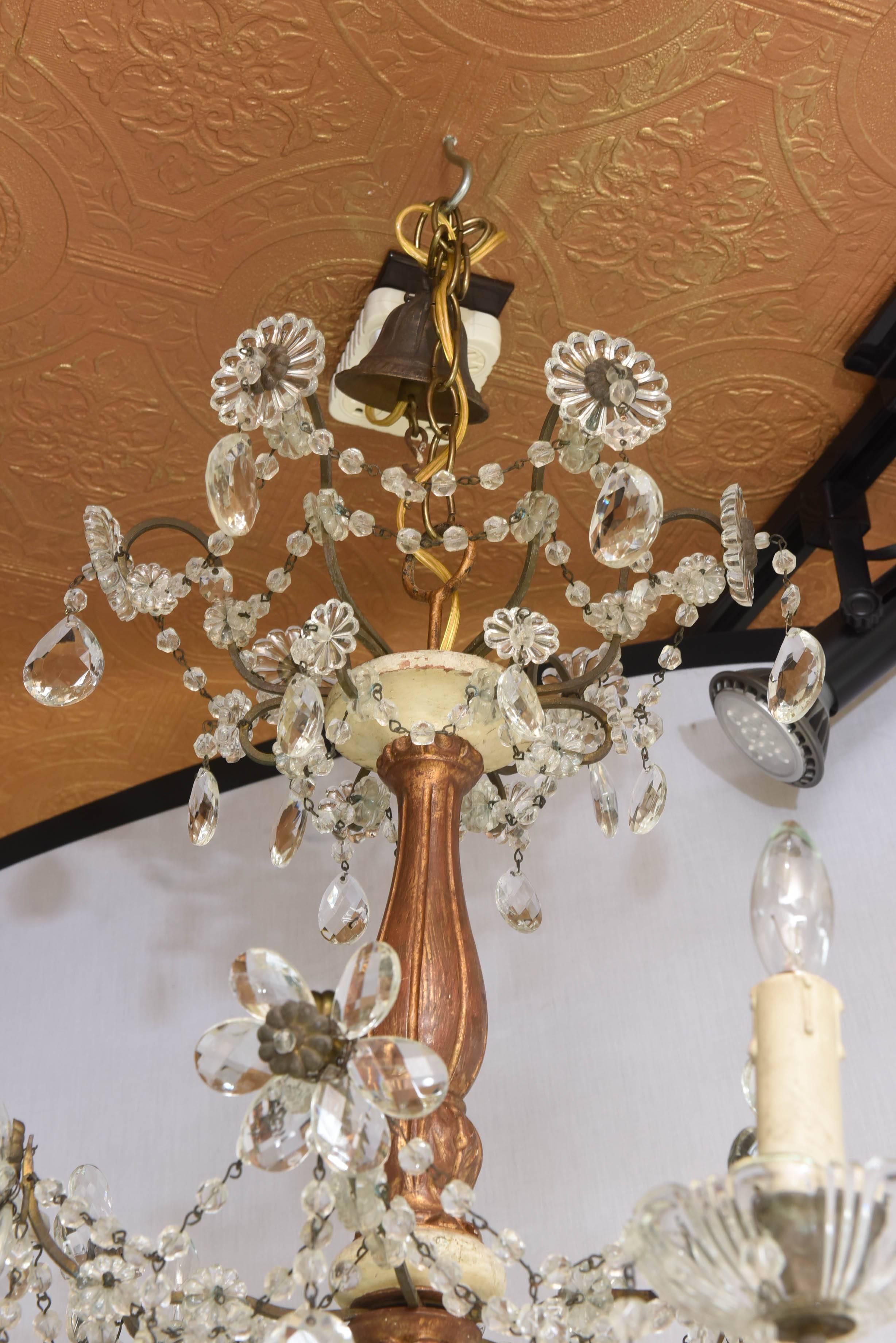 Facetté Lustre à seau italien du XIXe siècle drapé de perles de cristal en vente