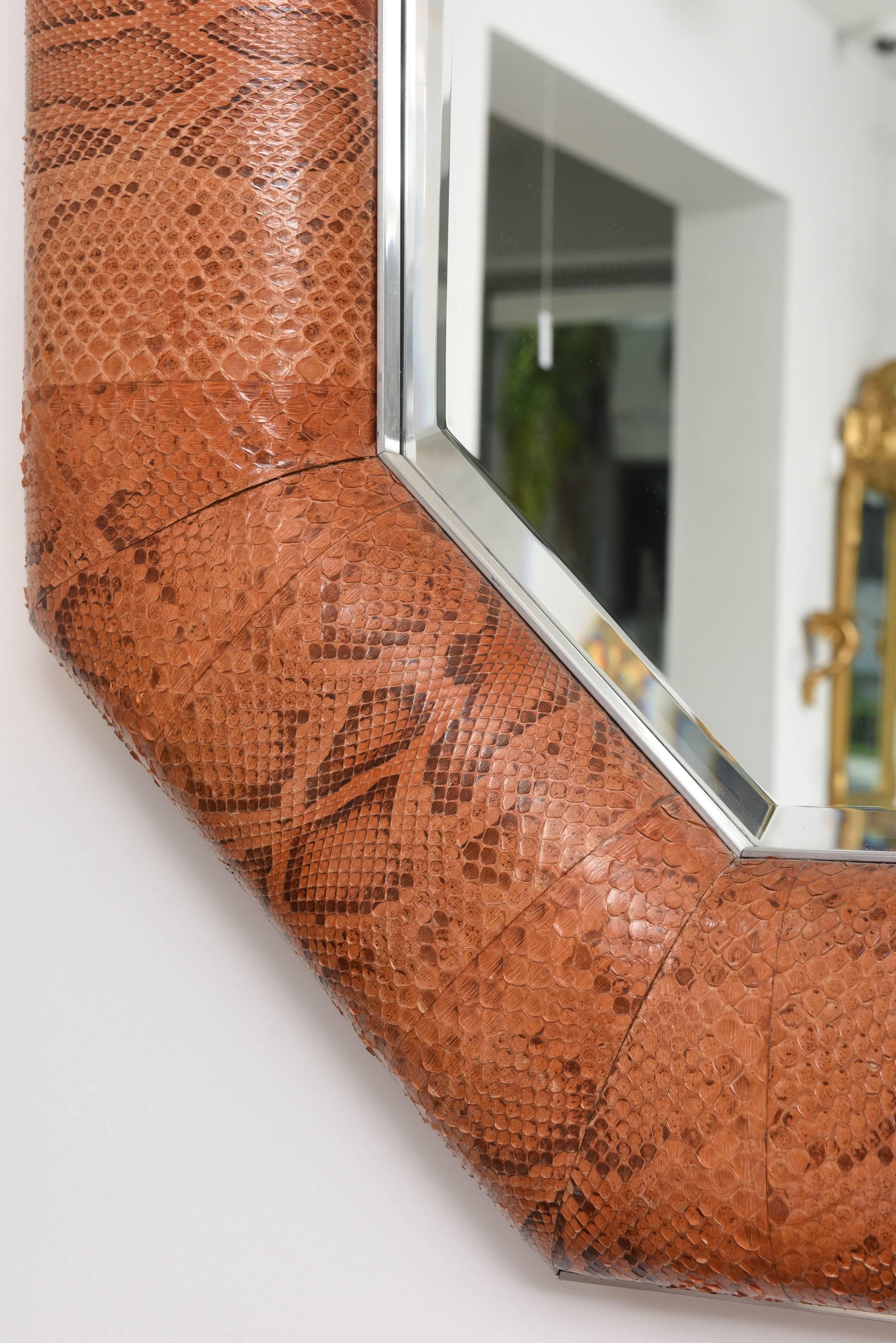 Ce miroir élégant est tout à fait dans le style des pièces créées dans les années 1970 par la firme emblématique de Karl Springer Ltd, avec son cadre en acier poli, son miroir biseauté et sa peau de python teintée.

 