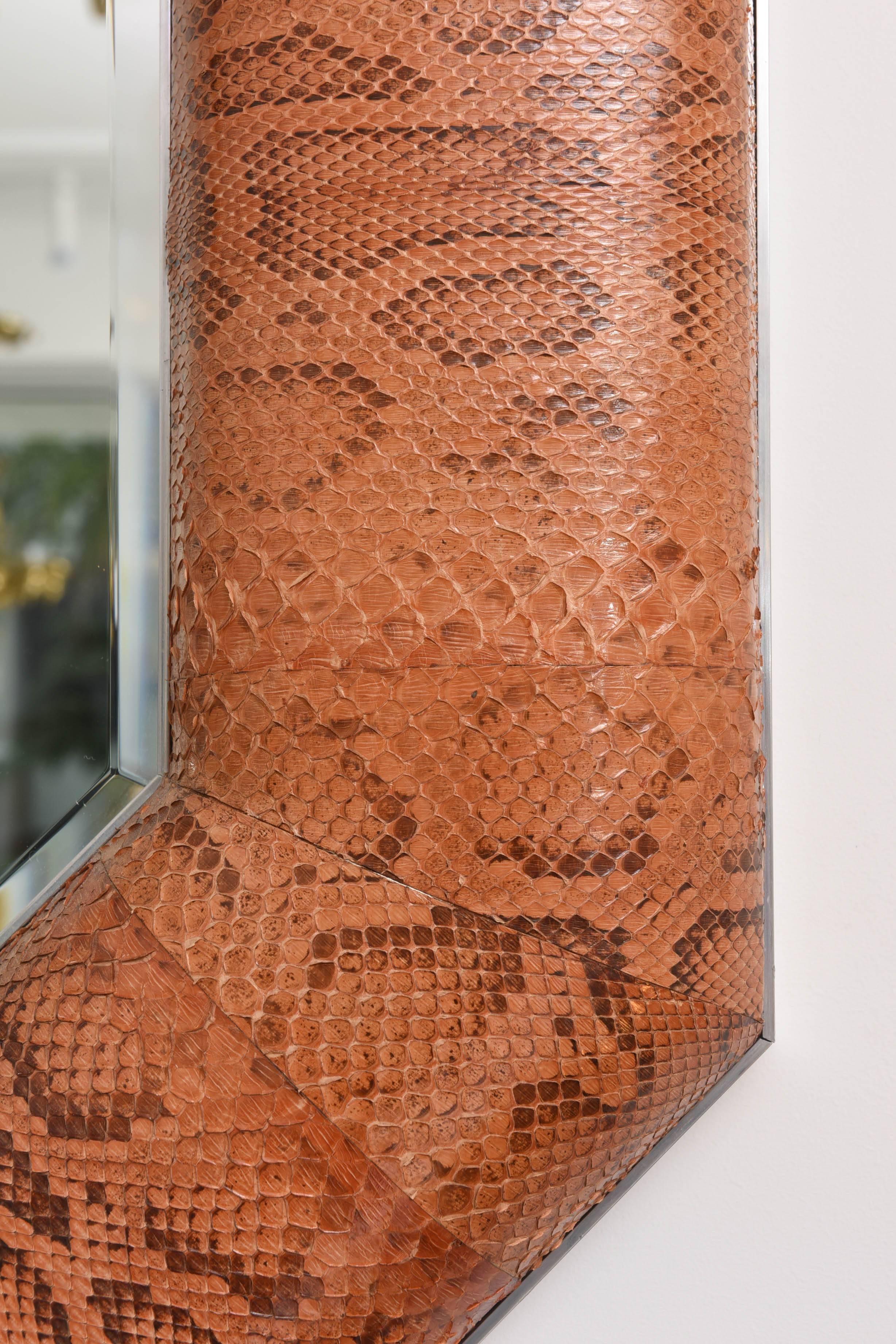 Art déco Miroir octogonal, peau de serpent teintée en python, acier poli, style Karl Springer