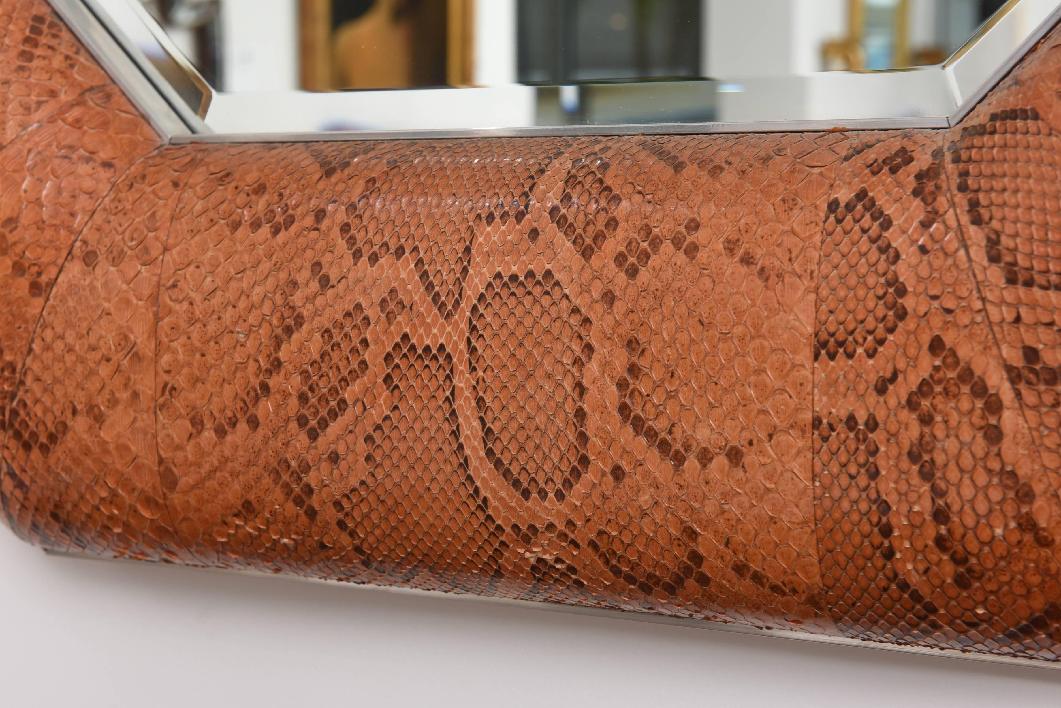 Américain Miroir octogonal, peau de serpent teintée en python, acier poli, style Karl Springer