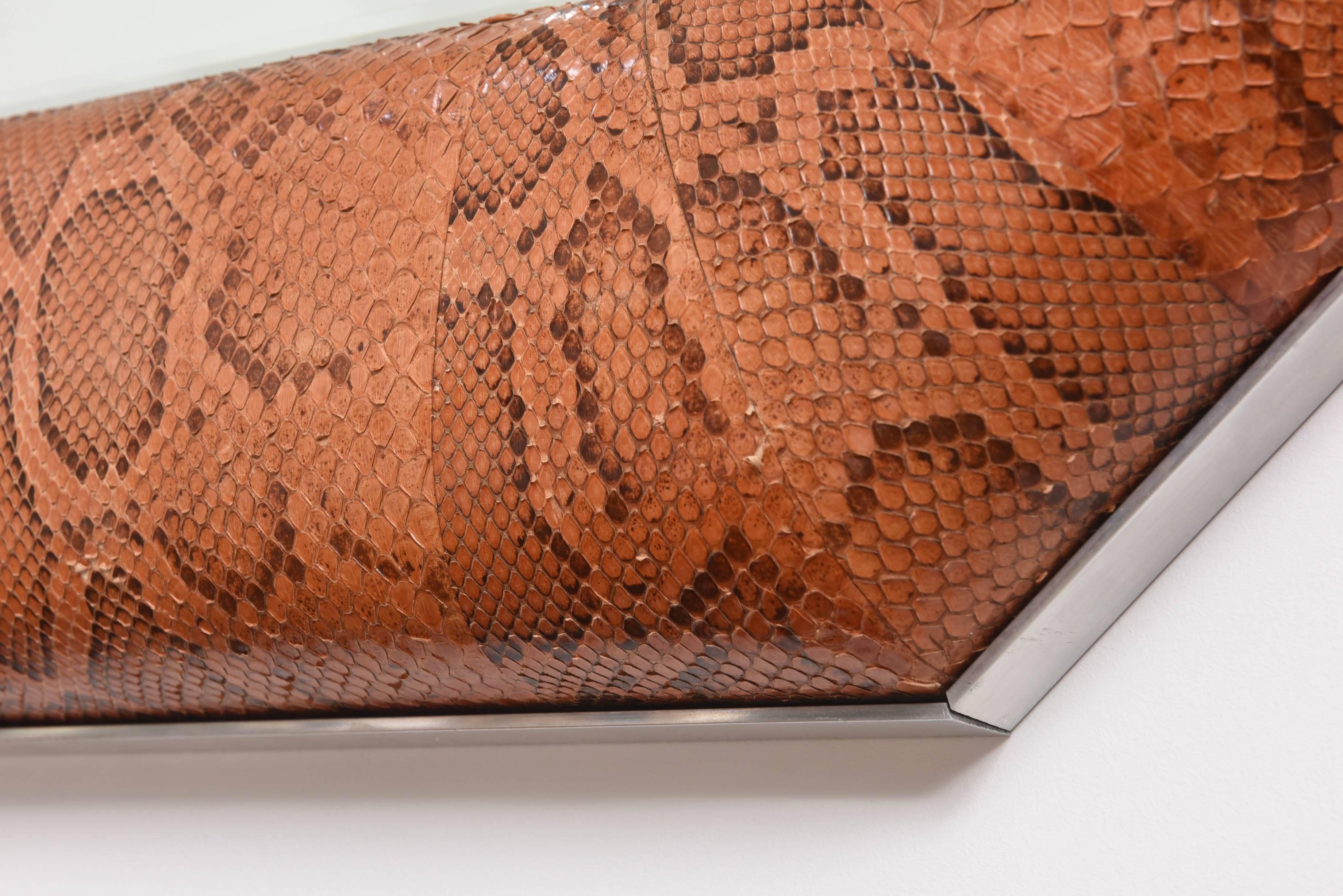 20ième siècle Miroir octogonal, peau de serpent teintée en python, acier poli, style Karl Springer