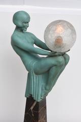 Lampe Art Déco d'une femme figurative