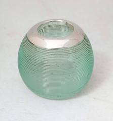 Cerillera eduardiana de plata de ley montada en cristal verde roscado