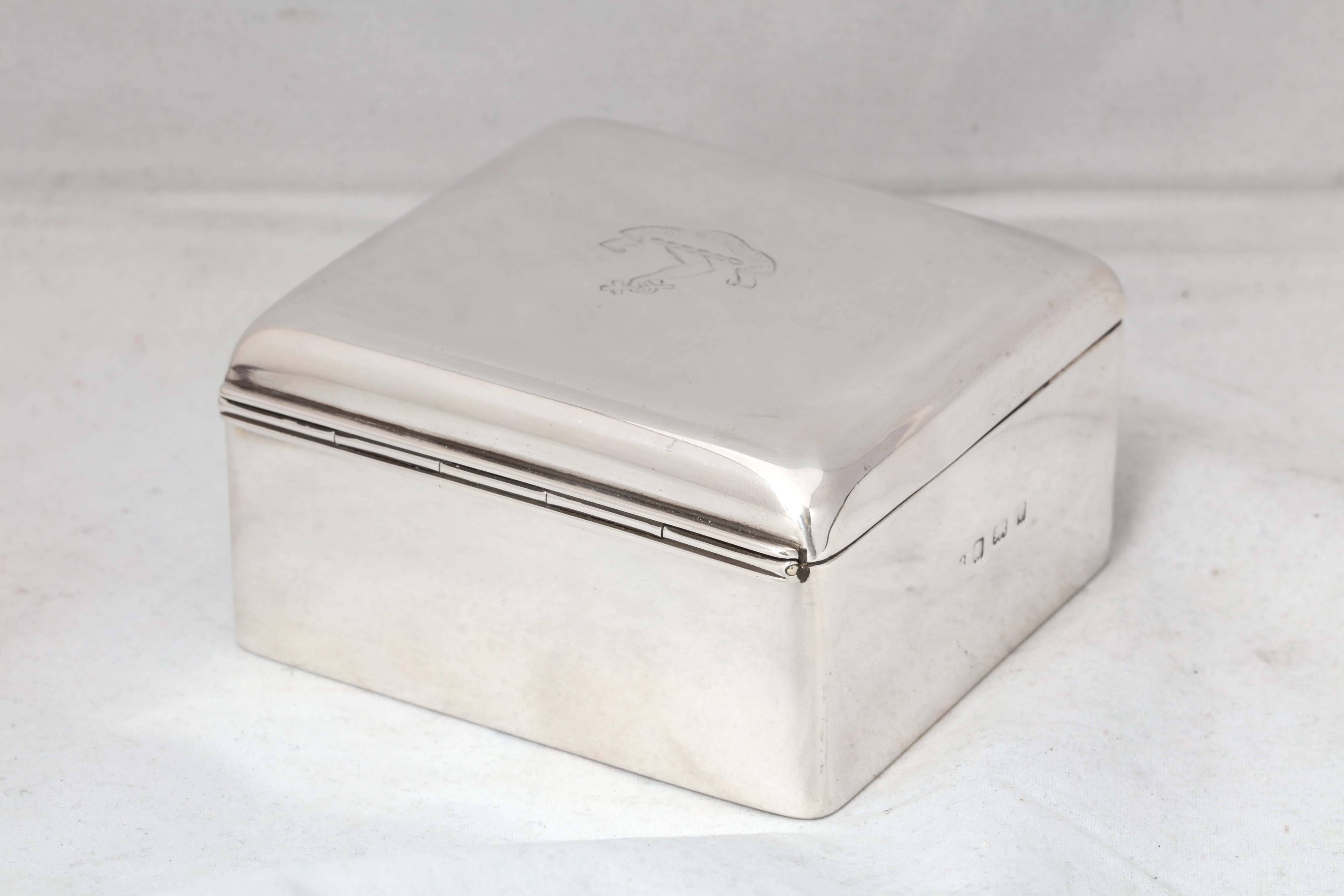 Edwardian Sterling Silver Table Box With Armorial on Hinged Lid In Excellent Condition In New York, NY