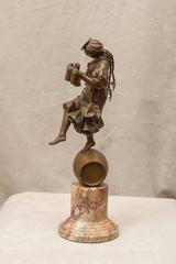 Ungewöhnliche Bronze-Skulptur einer Bardame:: französisch:: Künstler signiert Breweriana Interesse