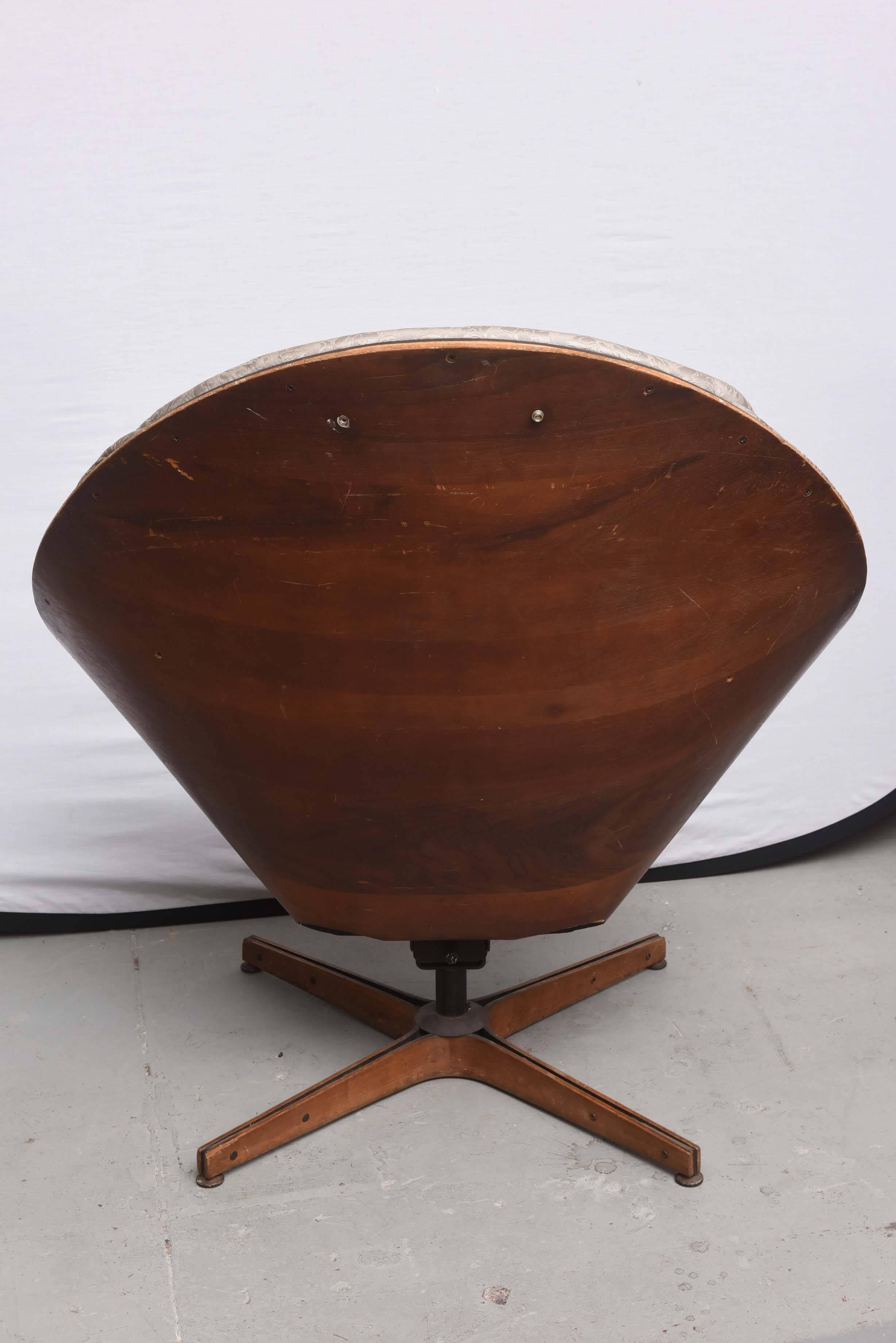 Milieu du XXe siècle Rare fauteuil œuf pivotant en bois Plycraft, première édition, années 1950, États-Unis en vente