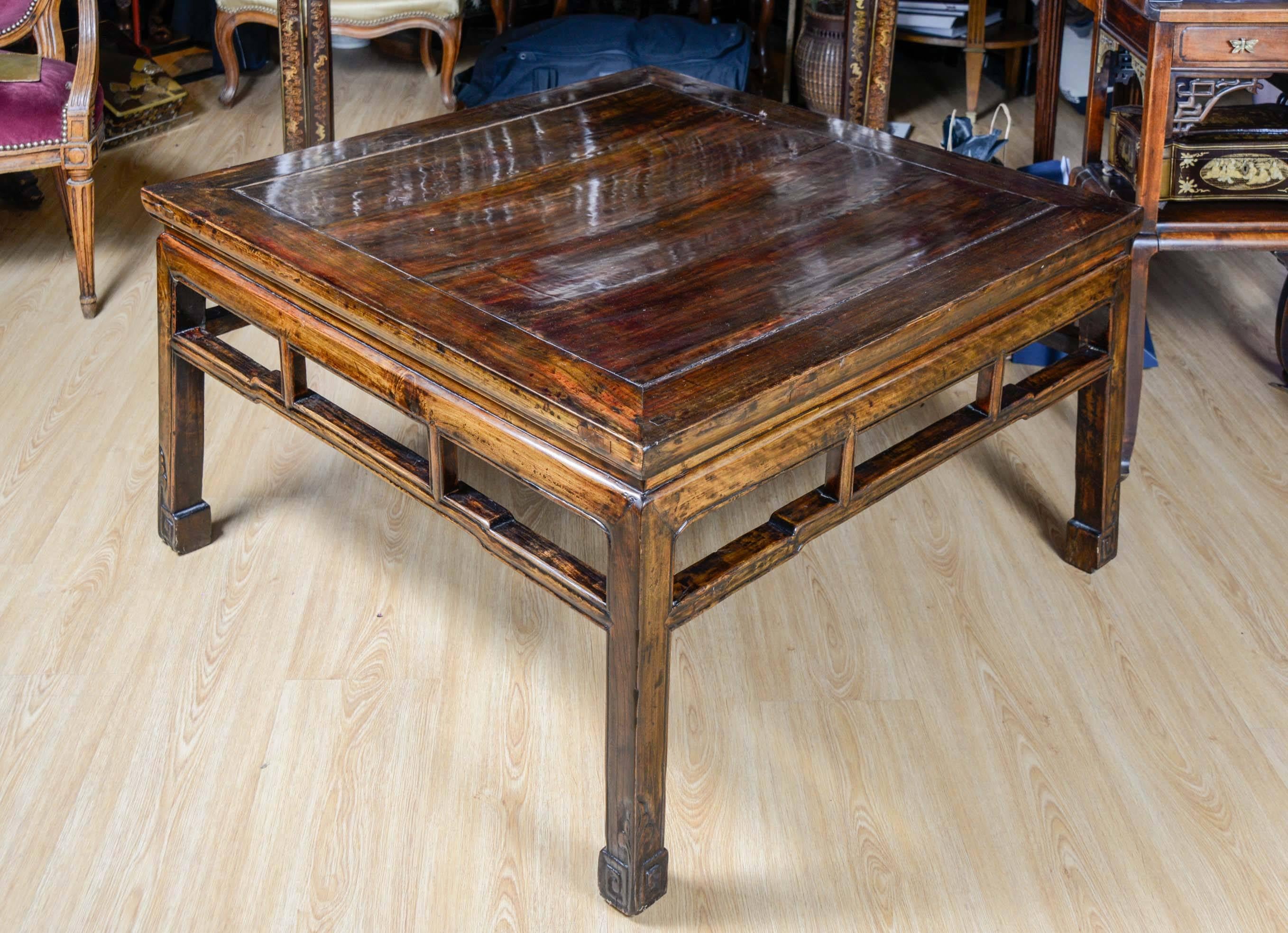 Beautiful tea table in natural wood, with an openwork belt. It rests on four carved legs,

China, 19th century.

Measures: Height 52cm, length 95cm, width 95cm.

 