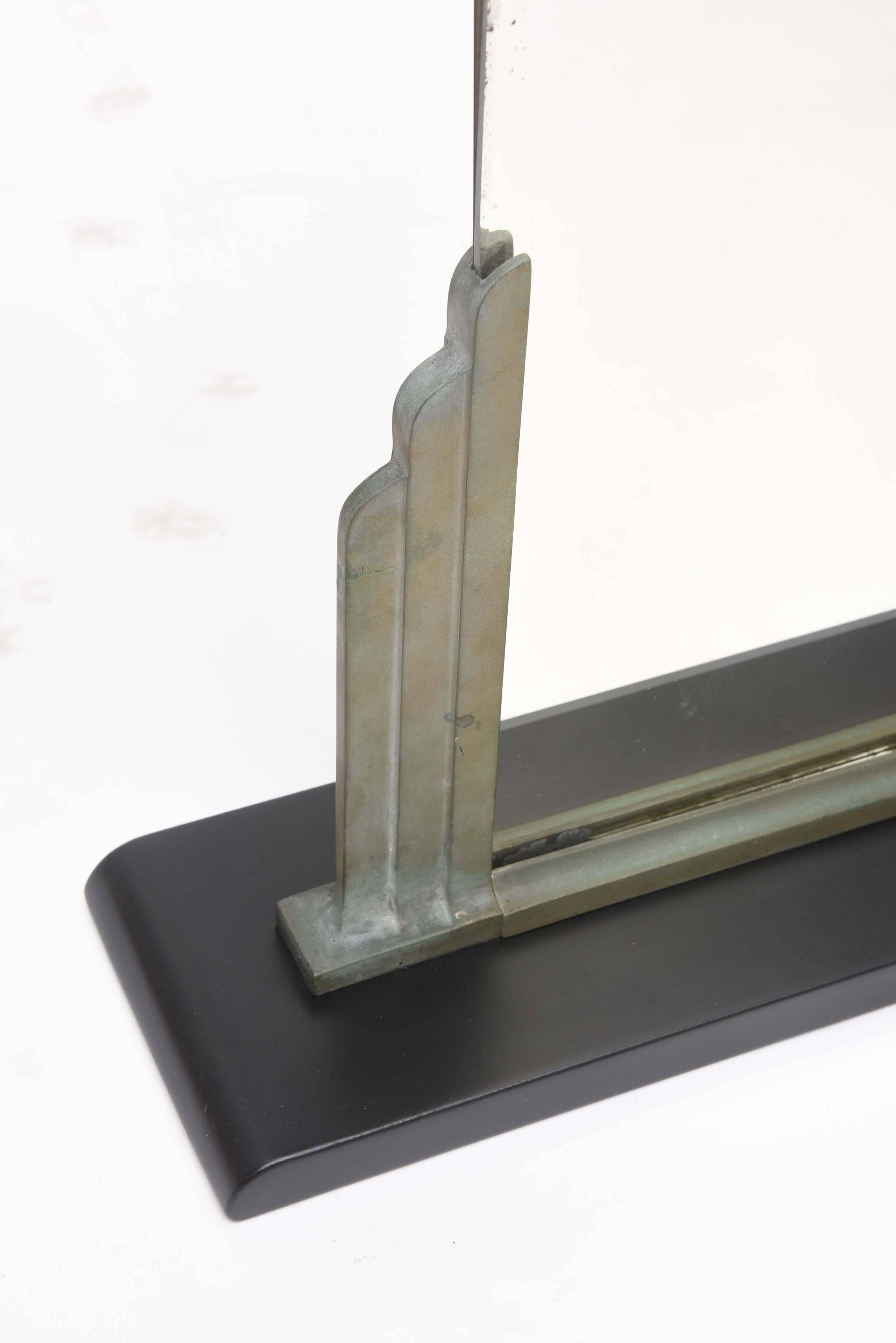 Une Icone de l'époque.
Cet exemple présente un cadre en cuivre patiné.