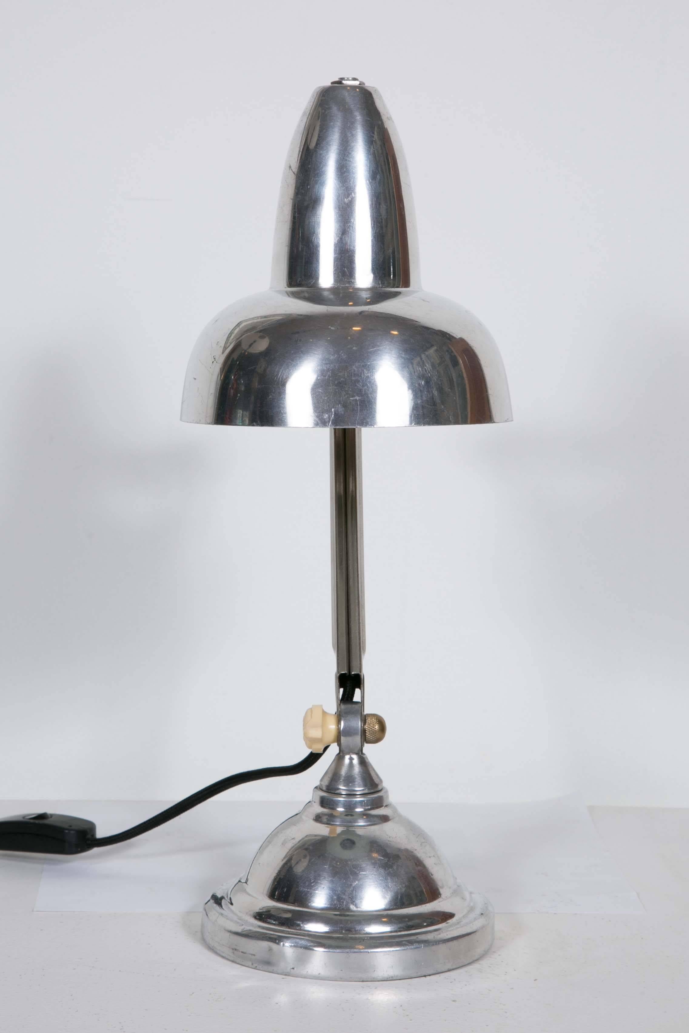 French Art Deco desk lamp produced by SuperChrome, a French workshop specialized in lamps for jewelers workshops, 1930s. Made in aluminium with bakelite knobs.
Wired for European use.
