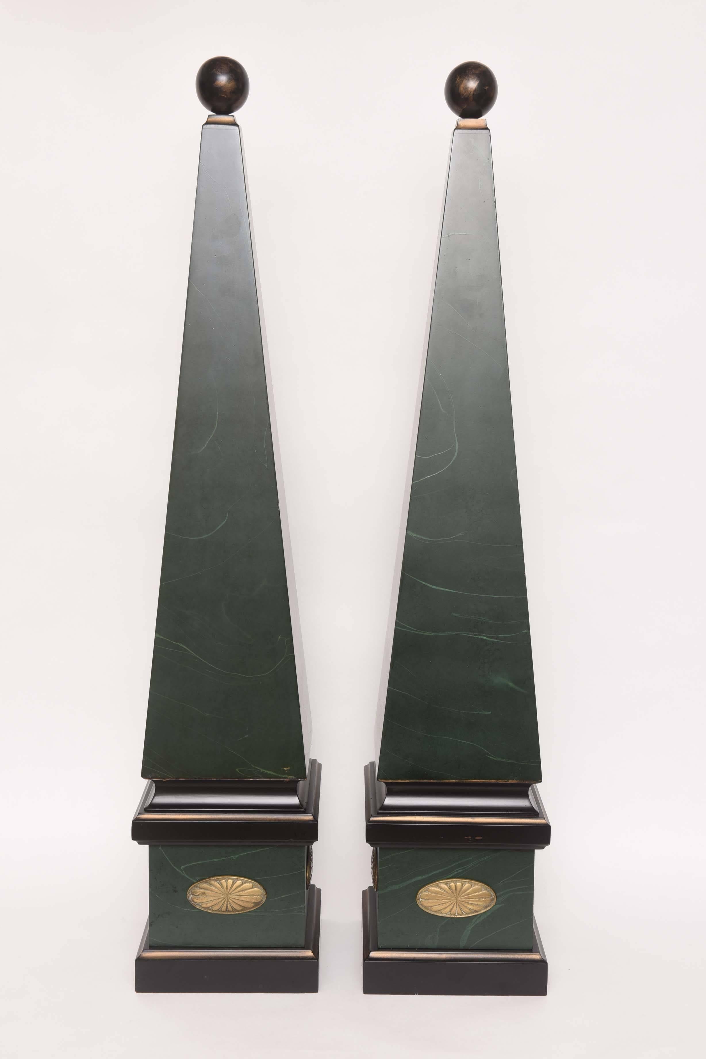 Großes Paar Obelisken aus Holz im Vintage-Stil (amerikanisch) im Angebot