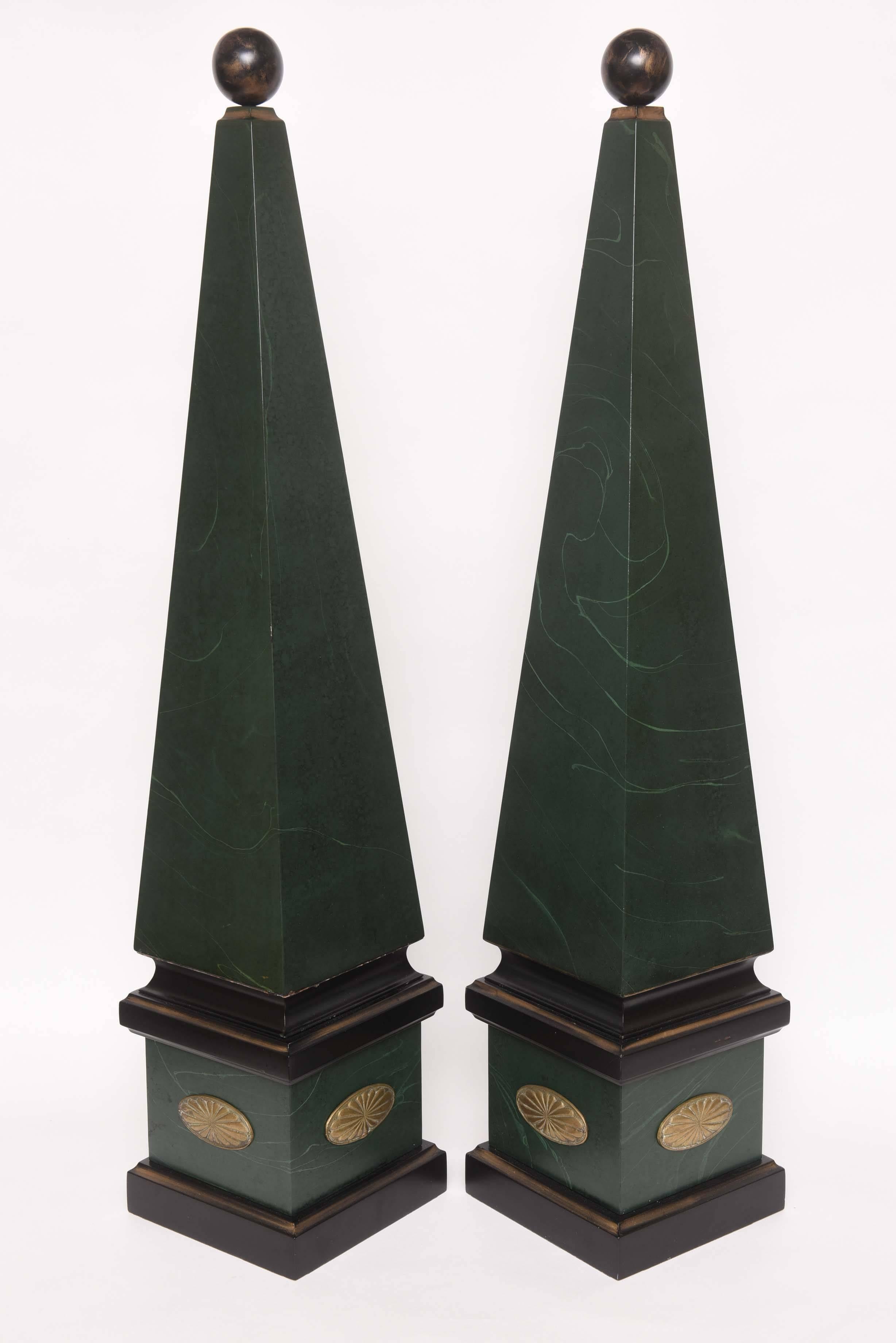 20ième siècle Grande paire d'obélisques vintage en bois en vente