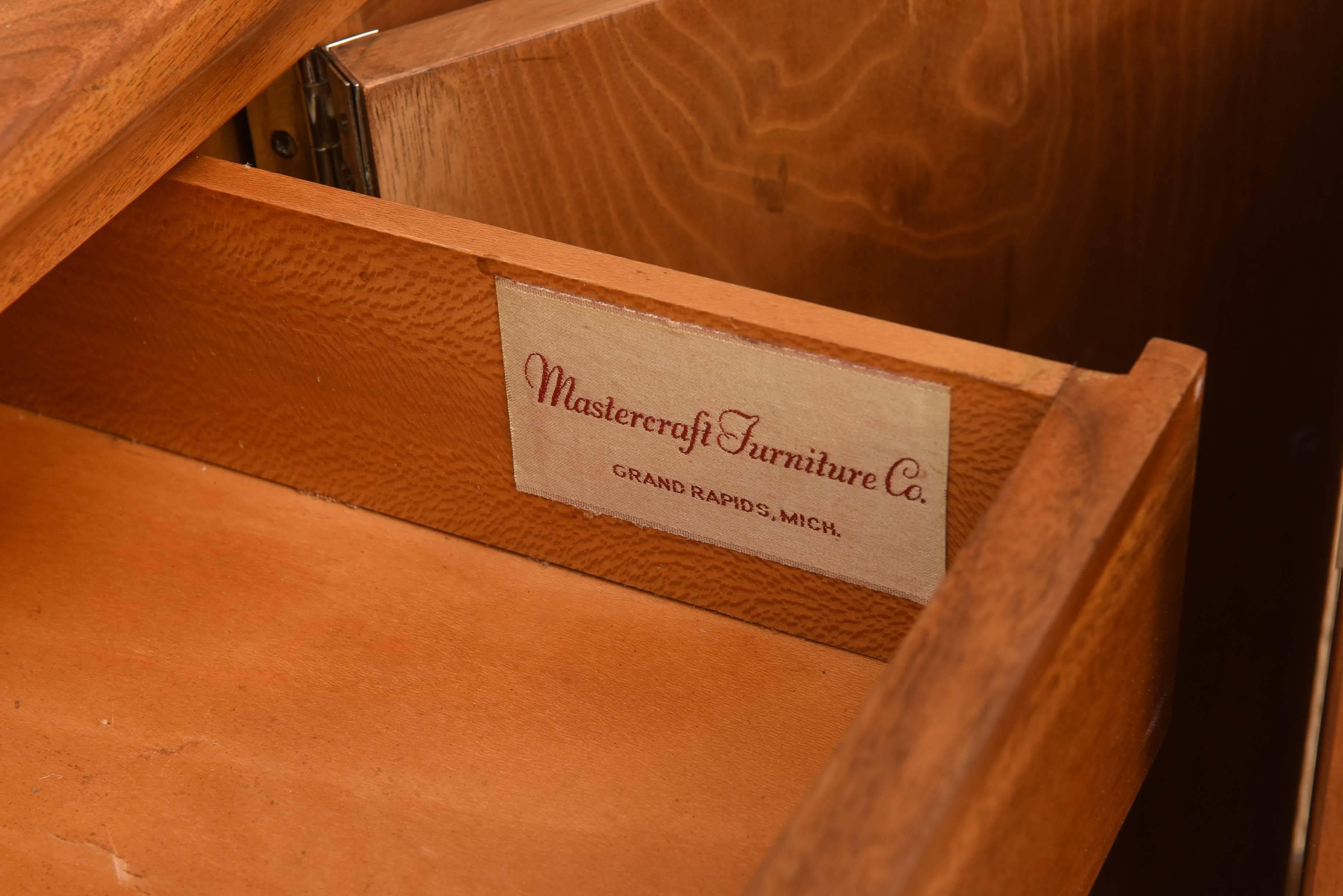 Fin du 20e siècle 1970 Cabinet Modernity Noyer & Chrome par Mastercraft en vente