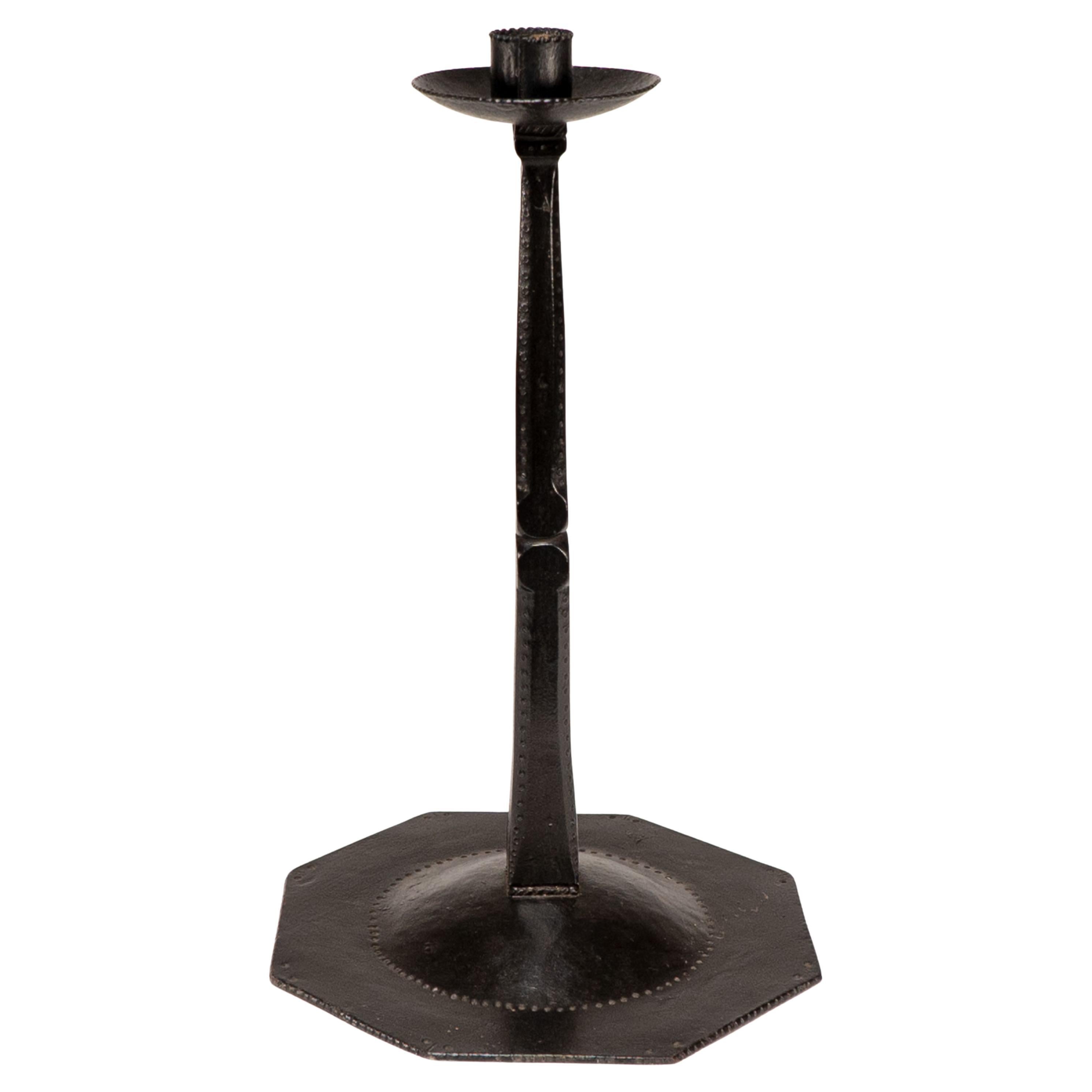 Ernest Gimson e realizzato da Alfred Bucknell. Un raro candelabro in acciaio insolitamente alto in vendita