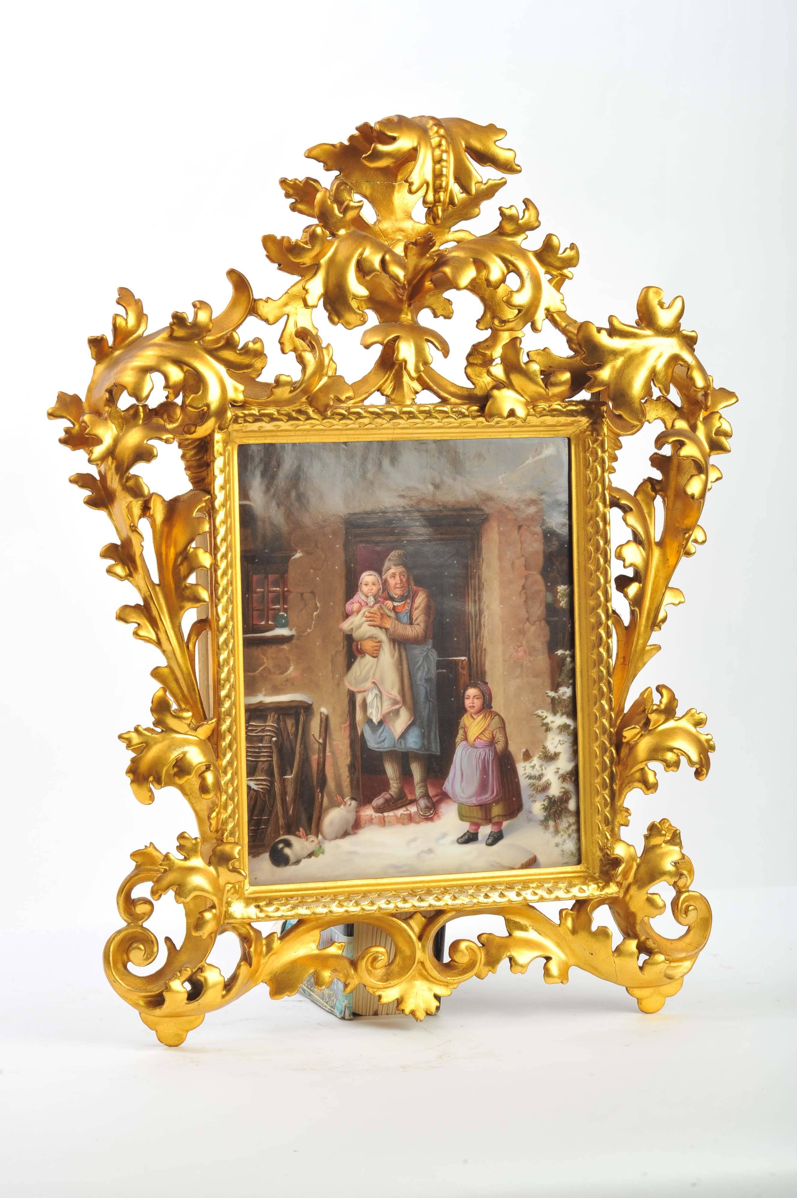 Eine KPM-Porzellanplakette guter Qualität aus dem 19. Jahrhundert, die eine Mutter und ihre Kinder an einem Wintertag zeigt.
Montiert in einem geschnitzten Florentine-Rahmen aus dem 19. Jahrhundert.
