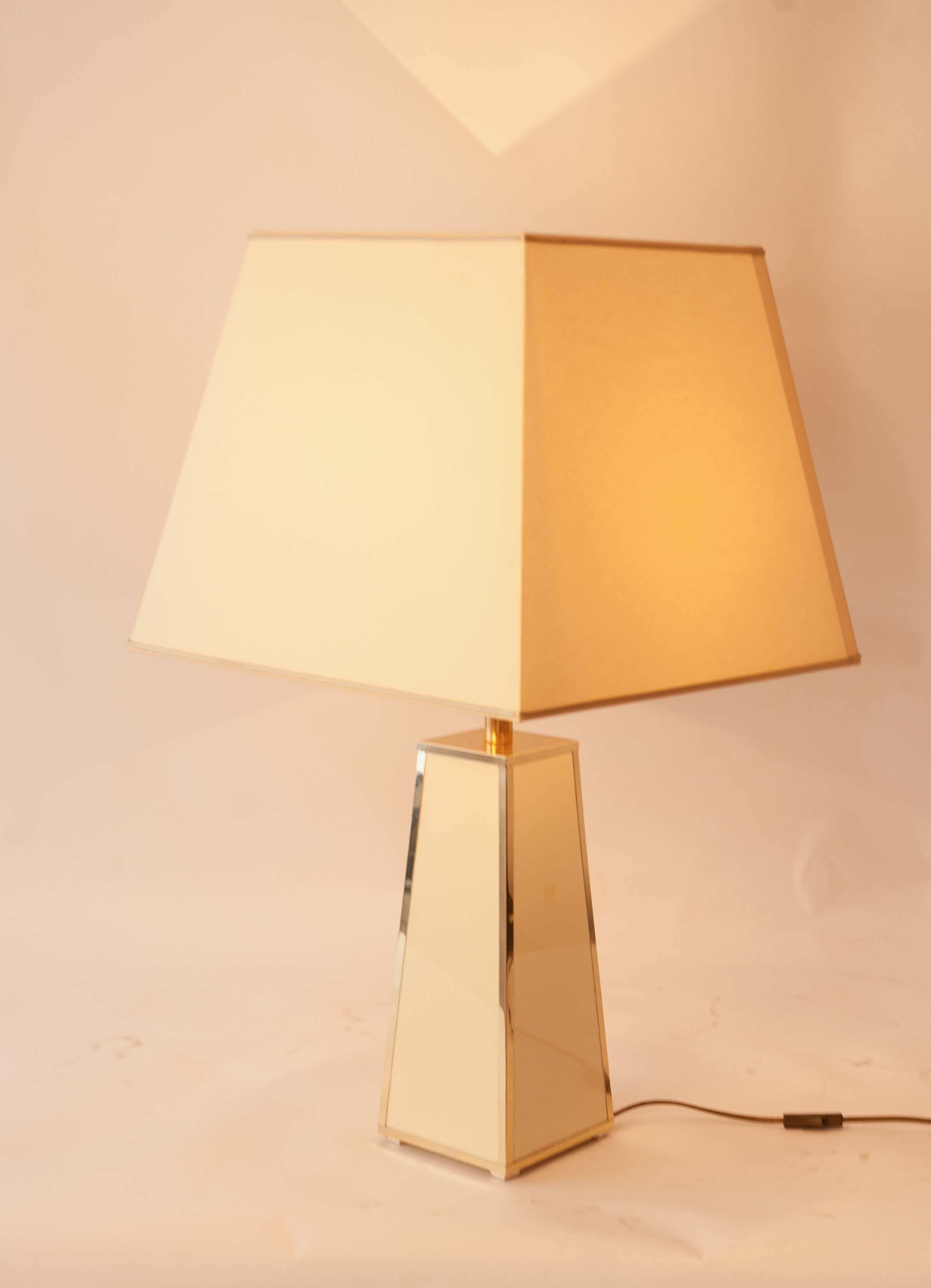 Creme Colored Hollywood Regency Table Lamp with Gold Colored Details In Good Condition For Sale In Doornspijk, NL