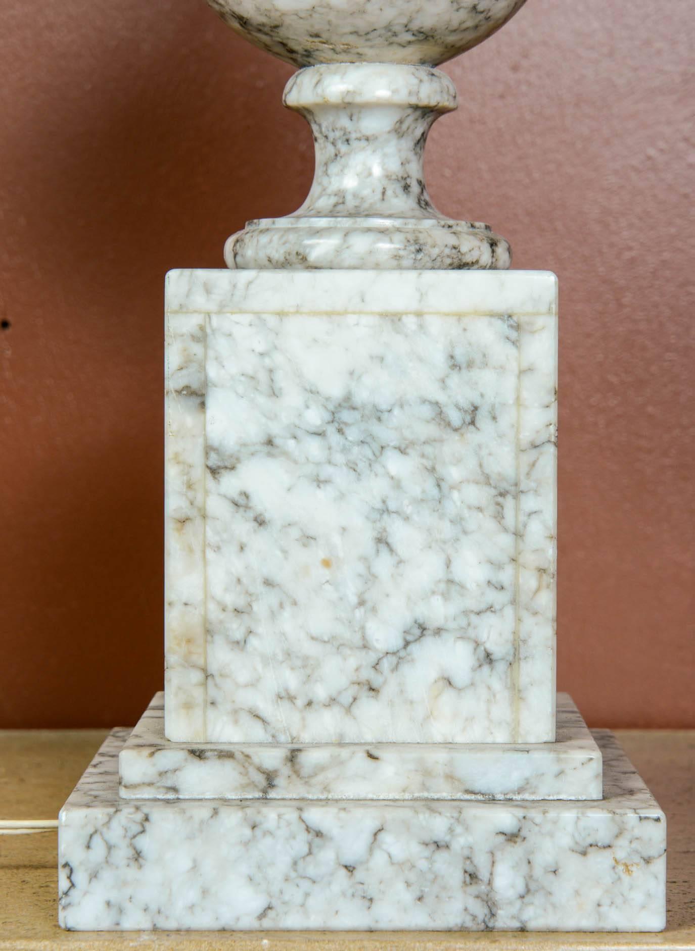 1950s frey marble table lamp in the shape of a chess knight. The trunk is in solid marble down to the ball. The base is in marquetry. Very rare speckled light gray marble.