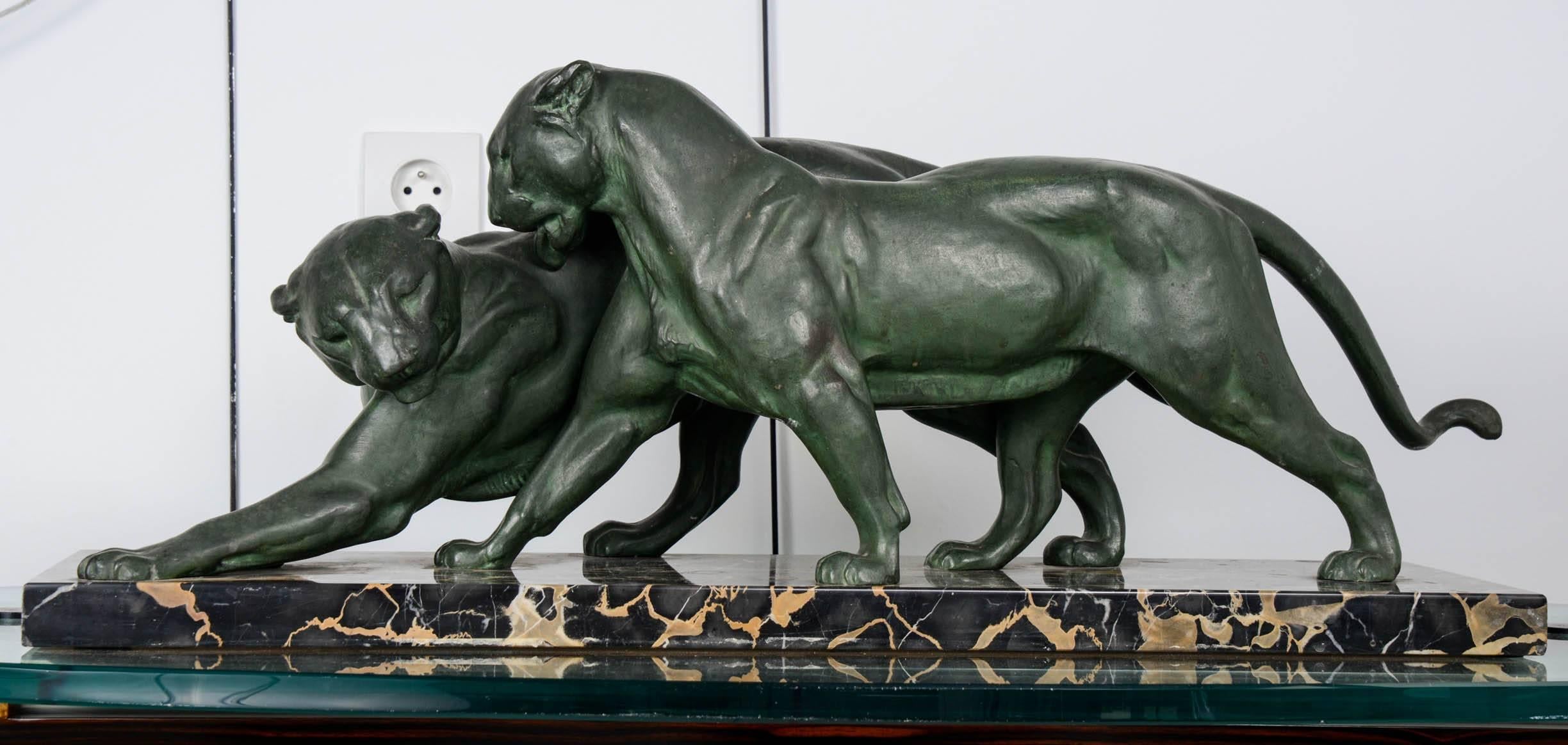 Spectacular and rare sculpture of two panthers in green patinated alloy, of the period Art Deco, by Plagnet (French).
Black marble base,
circa 1930.
Signed.