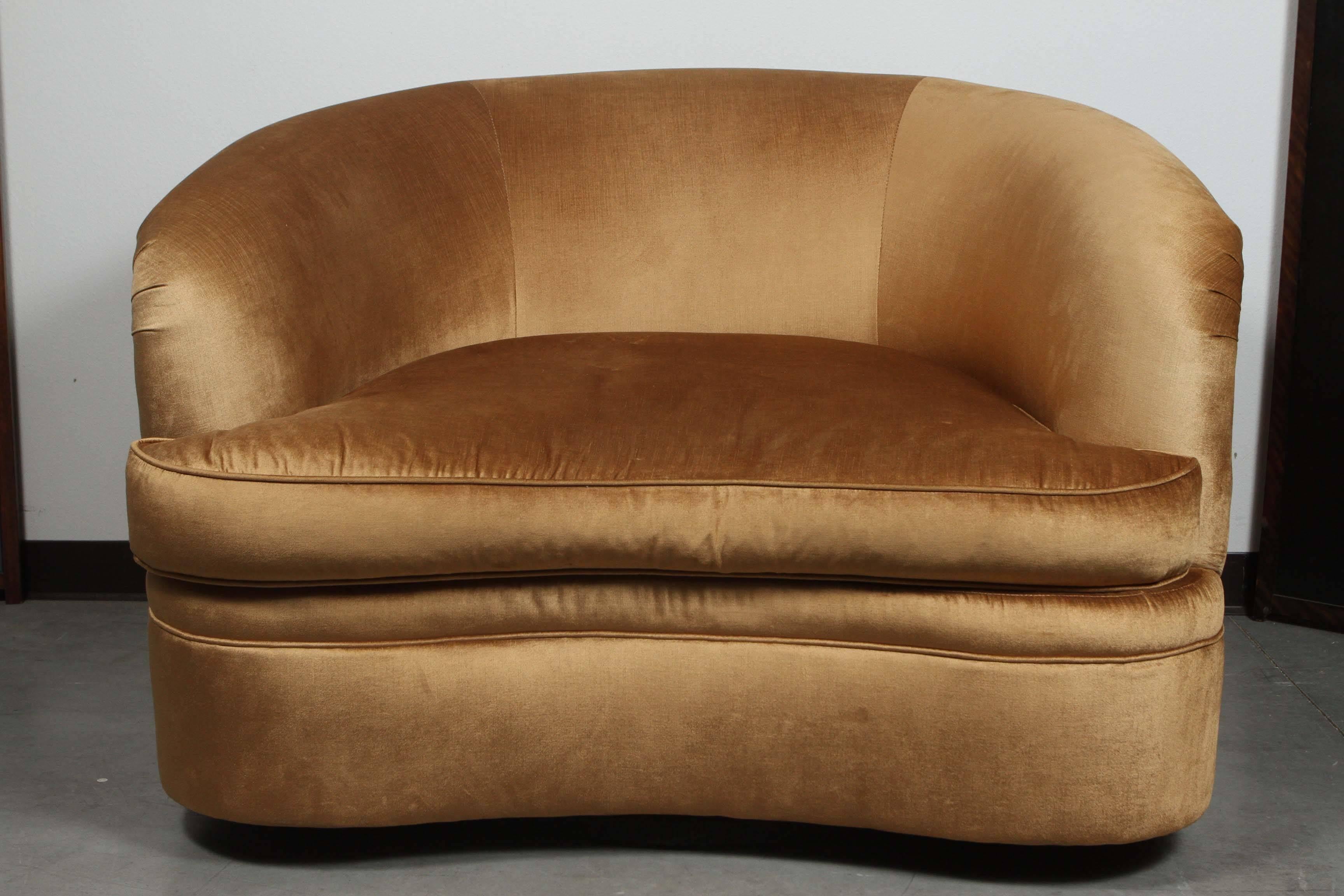 Pair of Over Scale Club Chairs in a Gold Velvet with Copper Overtones In Excellent Condition In New York, NY