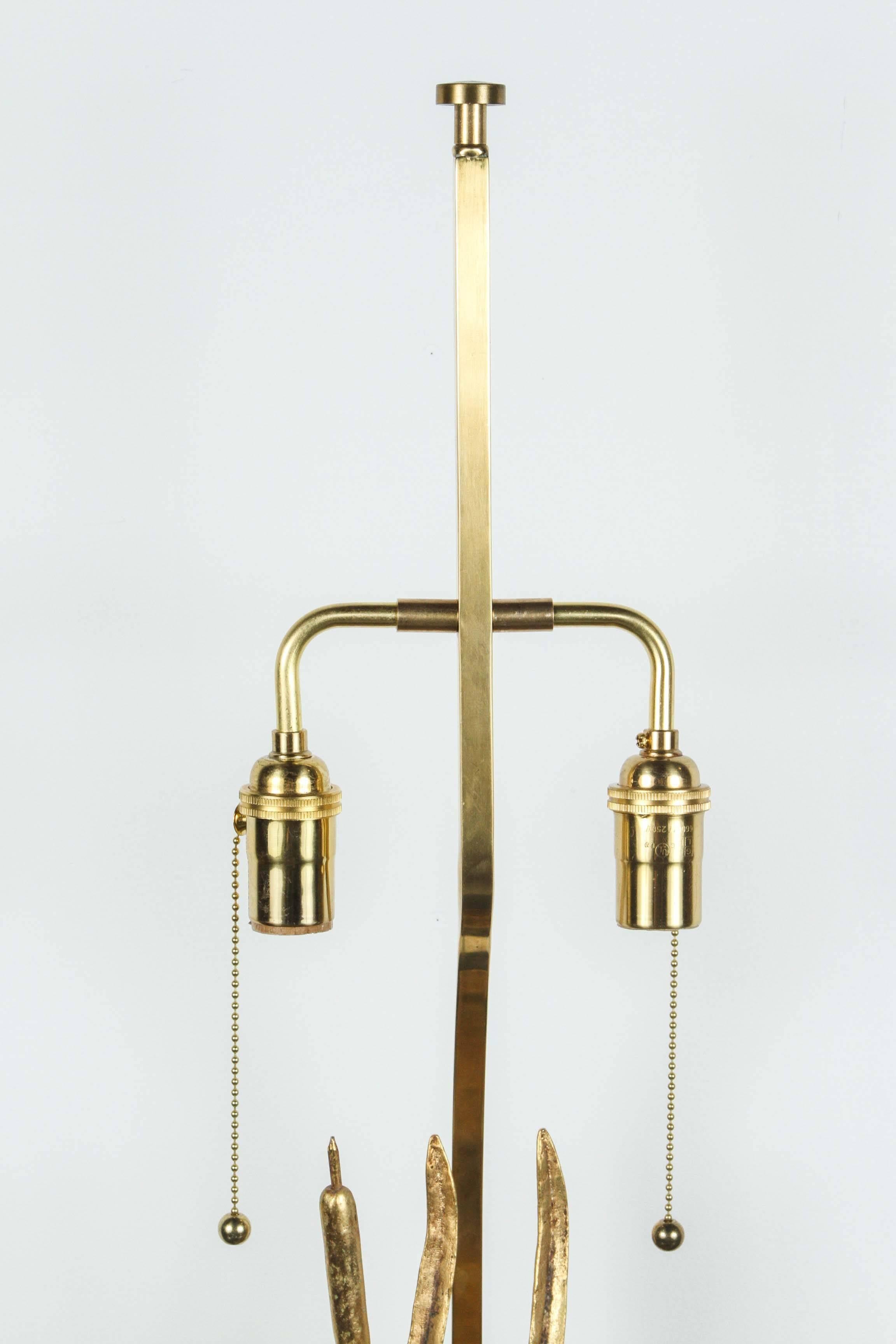 Élégante lampe avec une sculpture stylisée d'un canard prenant son envol.
La lampe italienne dans les tons d'or est nouvellement recâblée avec une double grappe en laiton poli et une base en laiton, la lampe est signée Lancia.