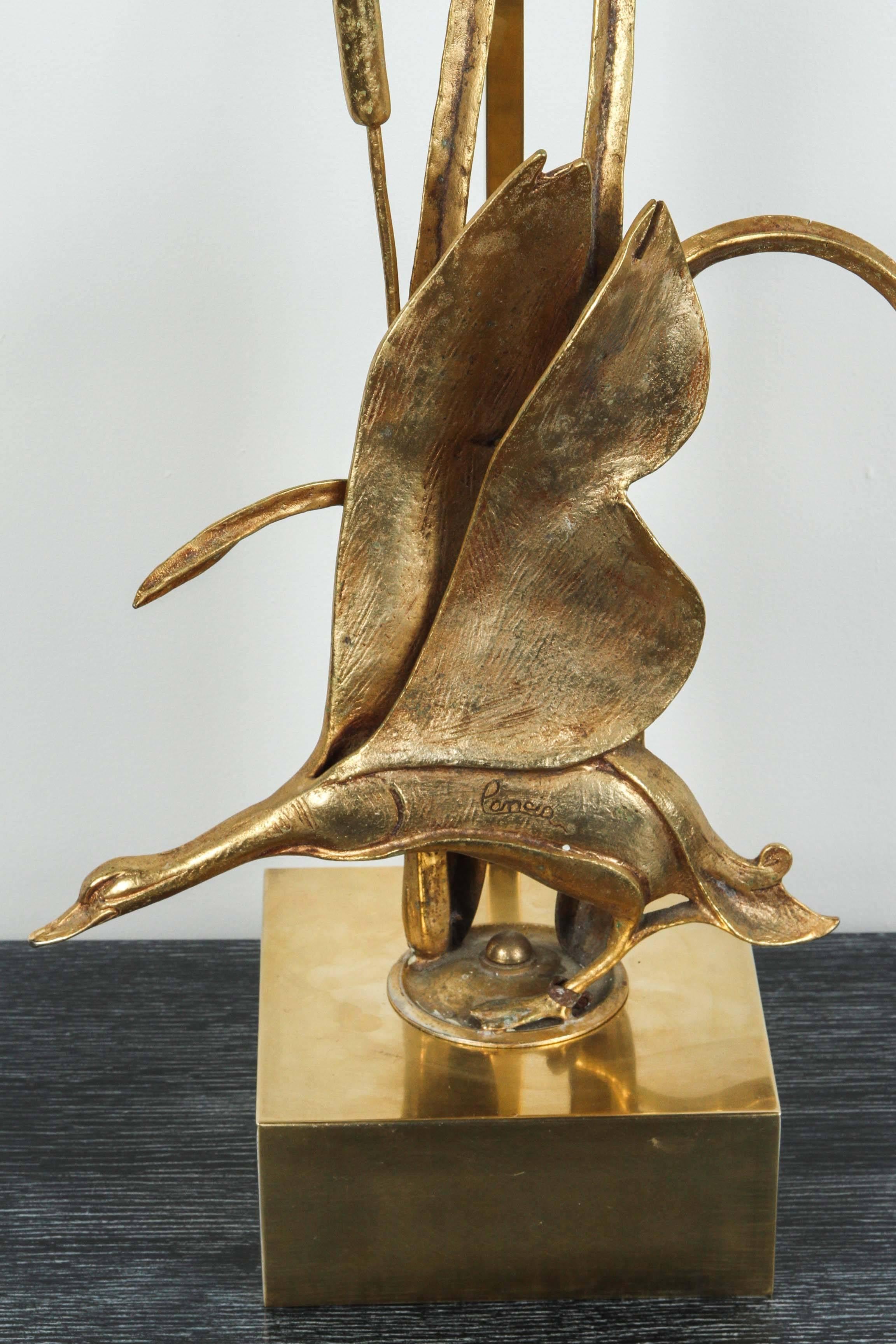 Feuille d'or Lampe élégante et stylisée représentant un canard en train de prendre un vol en vente