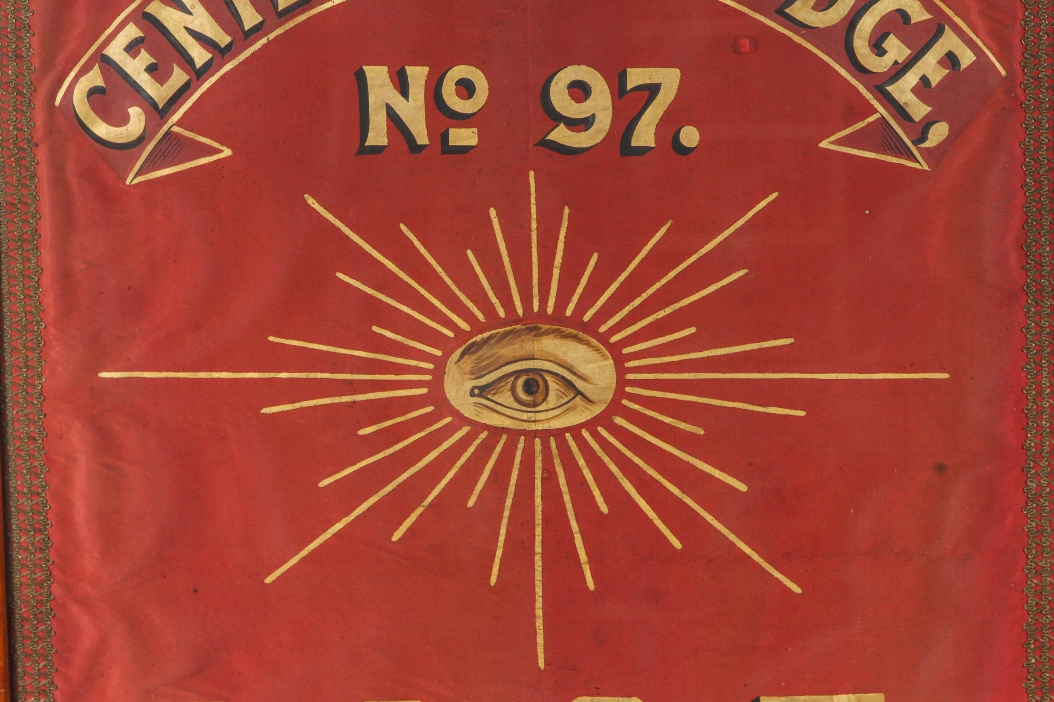 Bannière du début des années 1880 de l'Odd Fellows Lodge représentant l'œil qui voit tout, provenant de Centerville, Dakota. Excellente peinture à la main et lettrage. Centerville a été fondée en 1883. Le Dakota du Nord et le Dakota du Sud sont