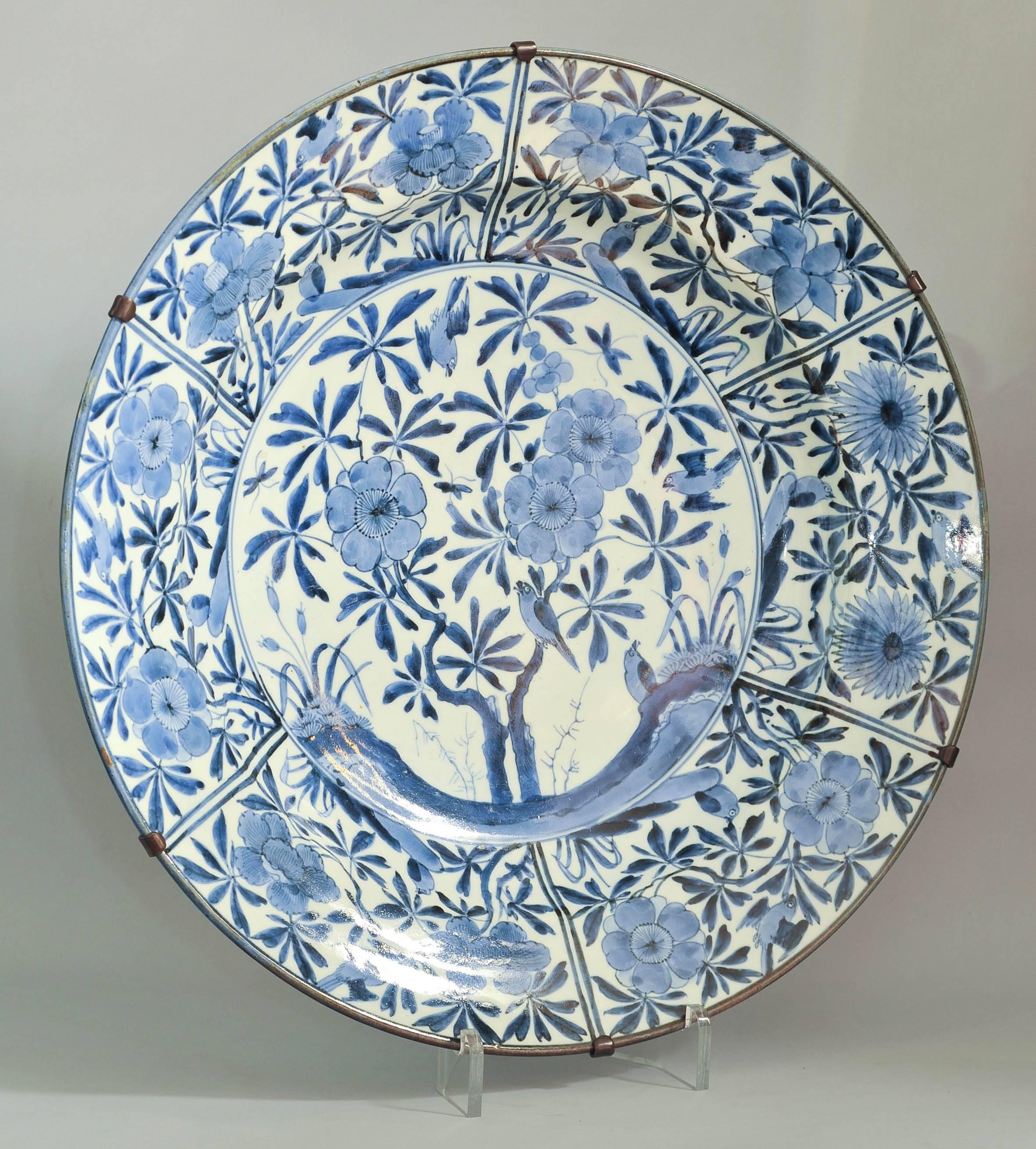 Large Japanese Arita Blue and White Charger, Late 17th Century In Excellent Condition In London, GB