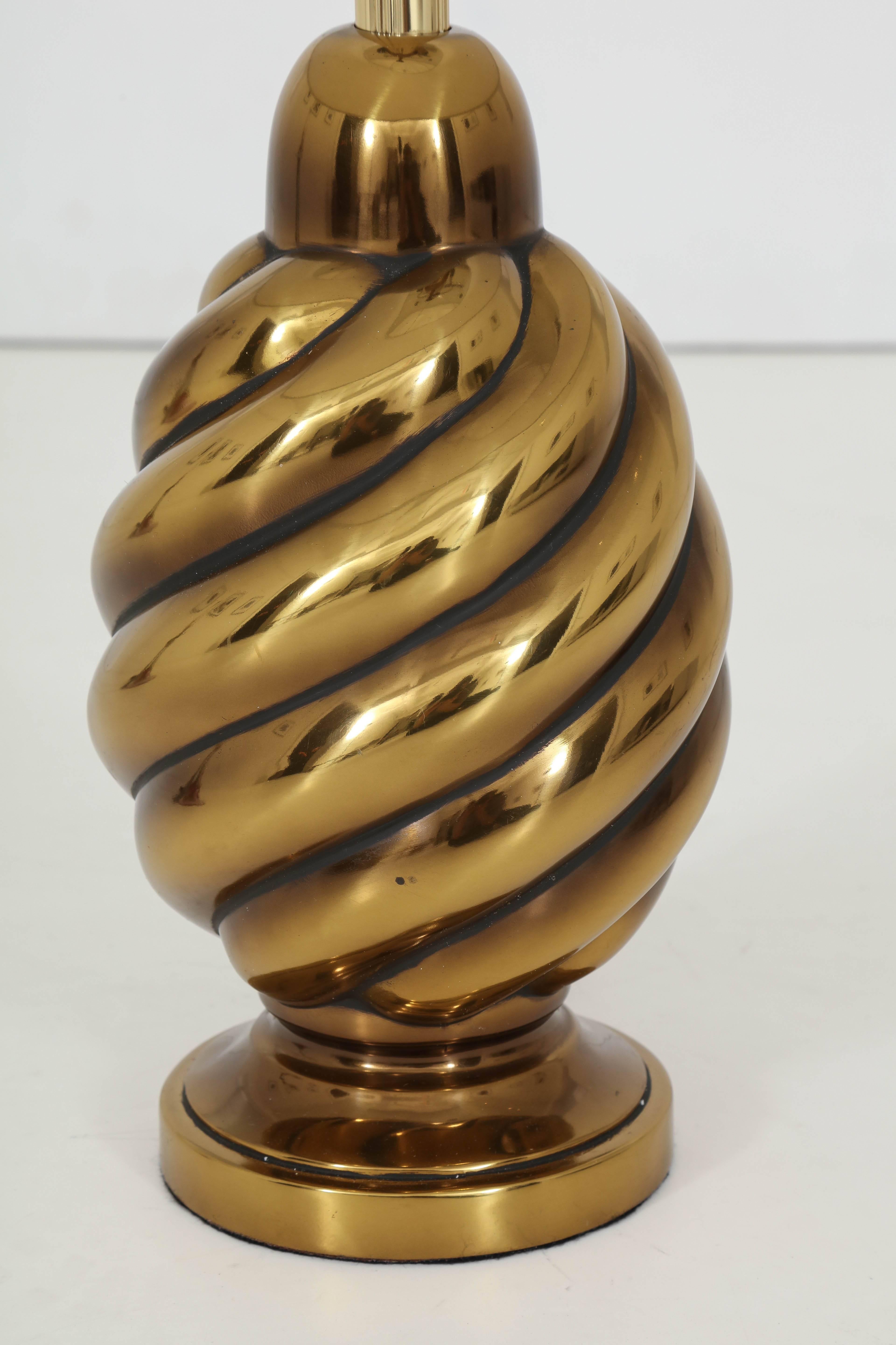 Paire de lampes Mid-Century en forme de spirale avec une finition en laiton vieilli. Les lampes ont été recâblées pour être utilisées aux États-Unis avec des cordons en soie dorée et des douilles en laiton. Les abat-jour ne sont pas inclus. Westwood