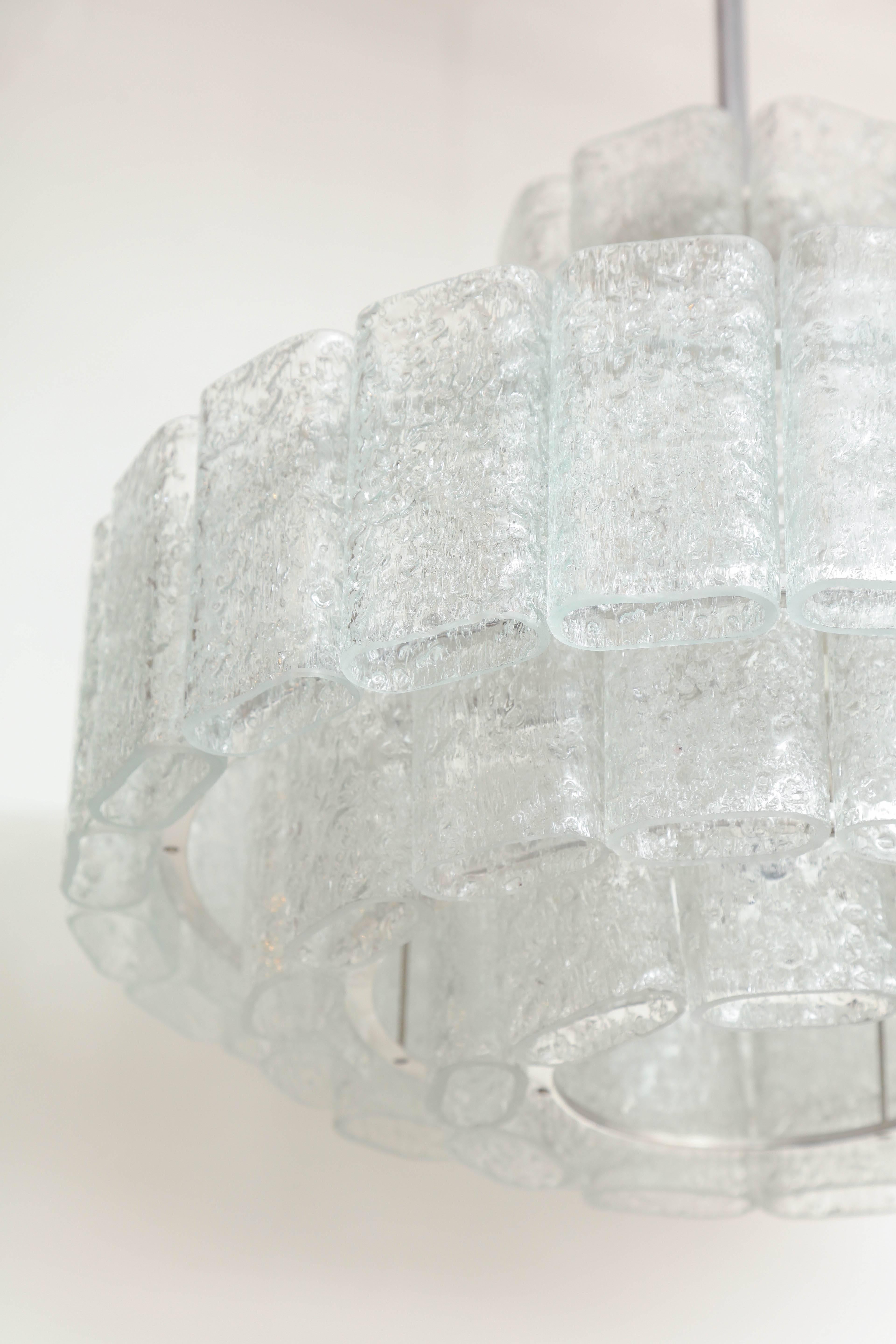 20ième siècle Lustre en verre de glace Doria à quatre étages