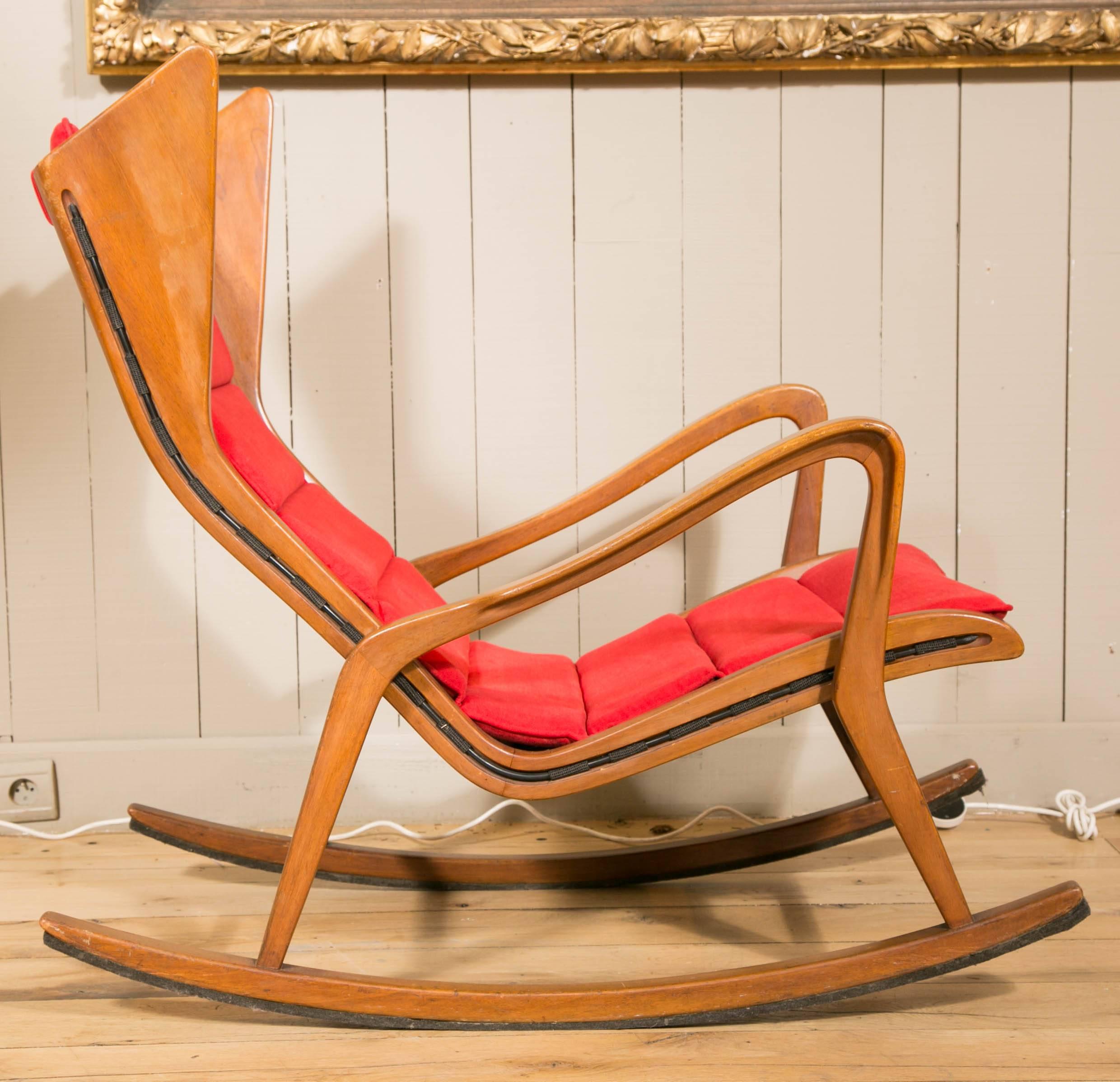 Rocking Chair in Walnut attributed to Gio Ponti, Circa 1955 for Studio Cassina In Good Condition For Sale In Paris, FR
