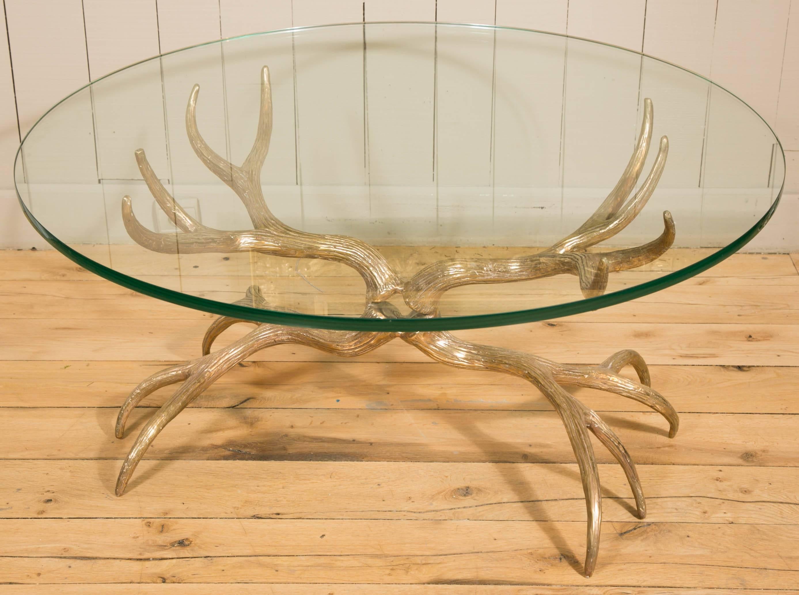 Beautiful cast antlers base in gilt bronze.
Thick round glass table top.
    
