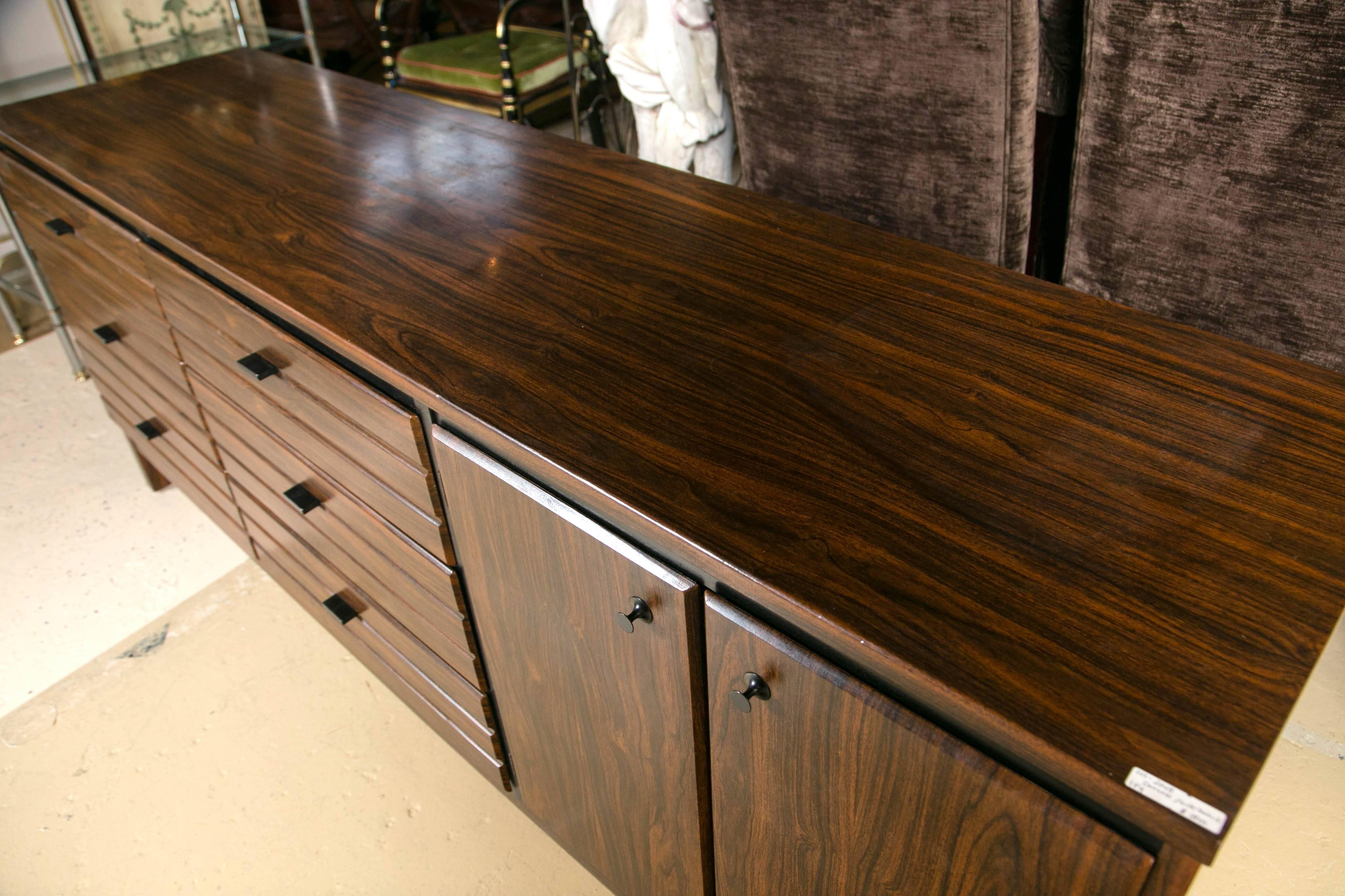 A Fine Custom Quality Mid Century Rosewood Dresser by American of Martinsville  In Good Condition In Stamford, CT