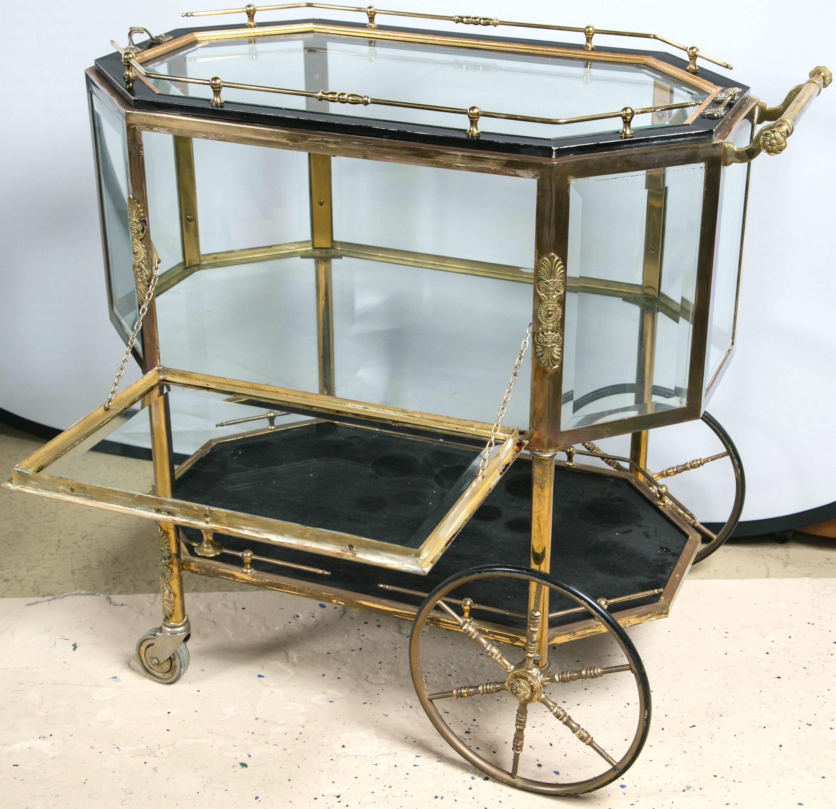 Pair of Bronze Tray Top Showcase Serving Carts In Good Condition In Stamford, CT