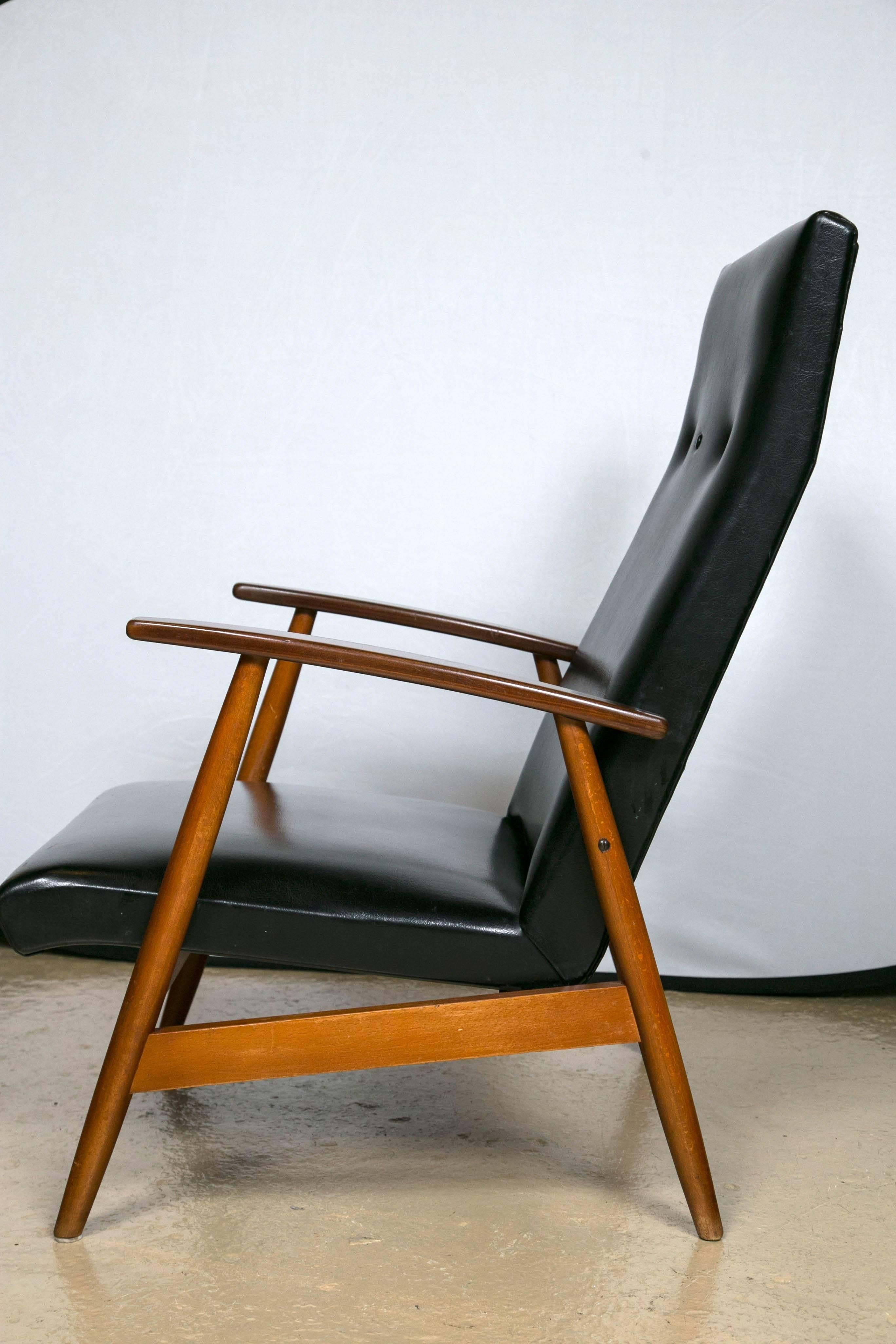 Pair of Mid Century Modern Scandinavian Teak and Black Lounge Chairs In Good Condition For Sale In Manhasset, NY